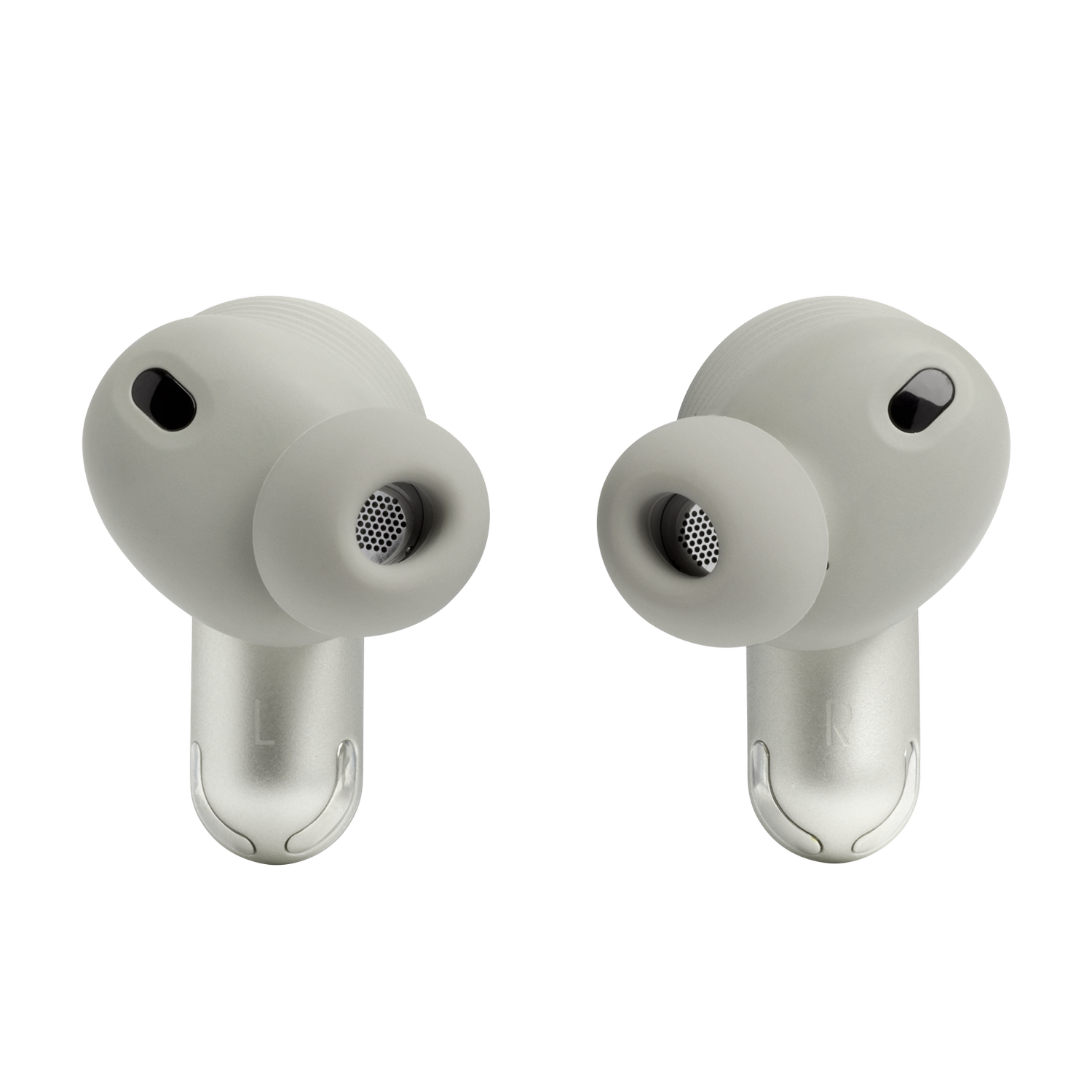 Due auricolari wireless grigi. Gli auricolari sono rivolti verso la fotocamera e hanno una finitura argentata.