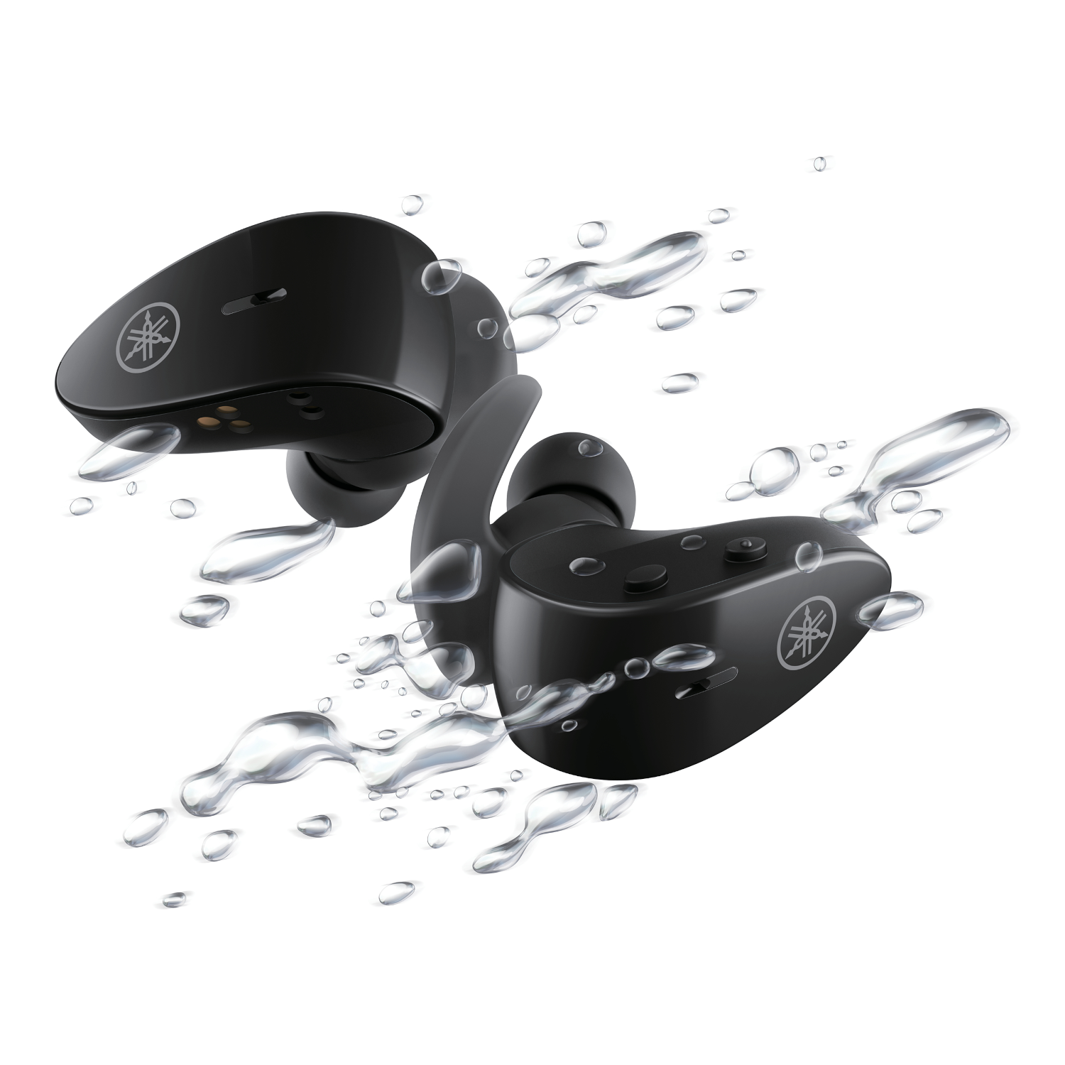 Dos auriculares inalámbricos Yamaha negros con gotas de agua sobre un fondo blanco.
