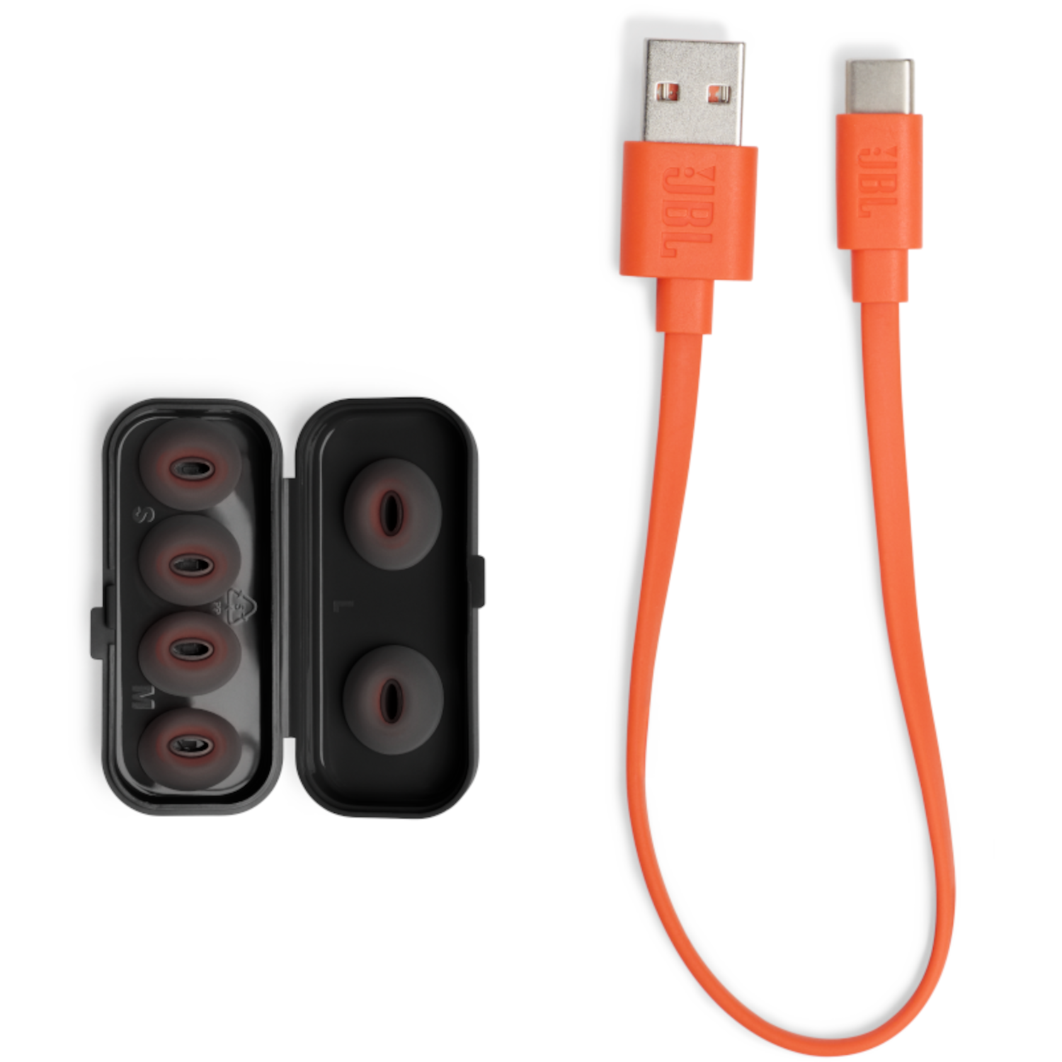 Auricolari e cavo di ricarica. Cavo arancione con connettori USB-A e USB-C. Custodia nera per auricolari.