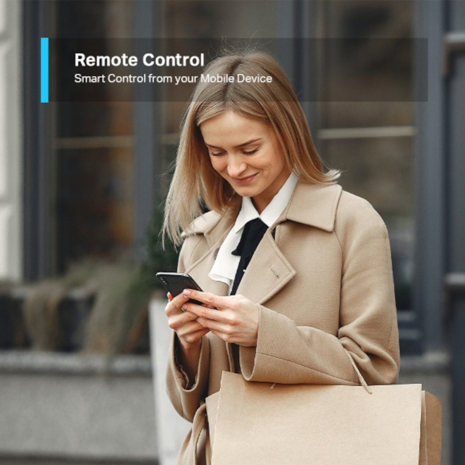 Una donna con un cappotto beige guarda il suo telefono. Sovrapposizione di testo: Telecomando. Controllo intelligente.