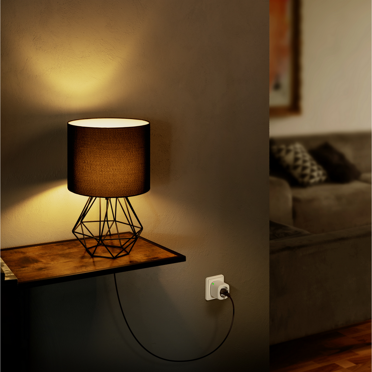 Eine moderne Lampe auf einem Regal, mit einem Stecker in der Wand in der Nähe. Dunkle Umgebung.