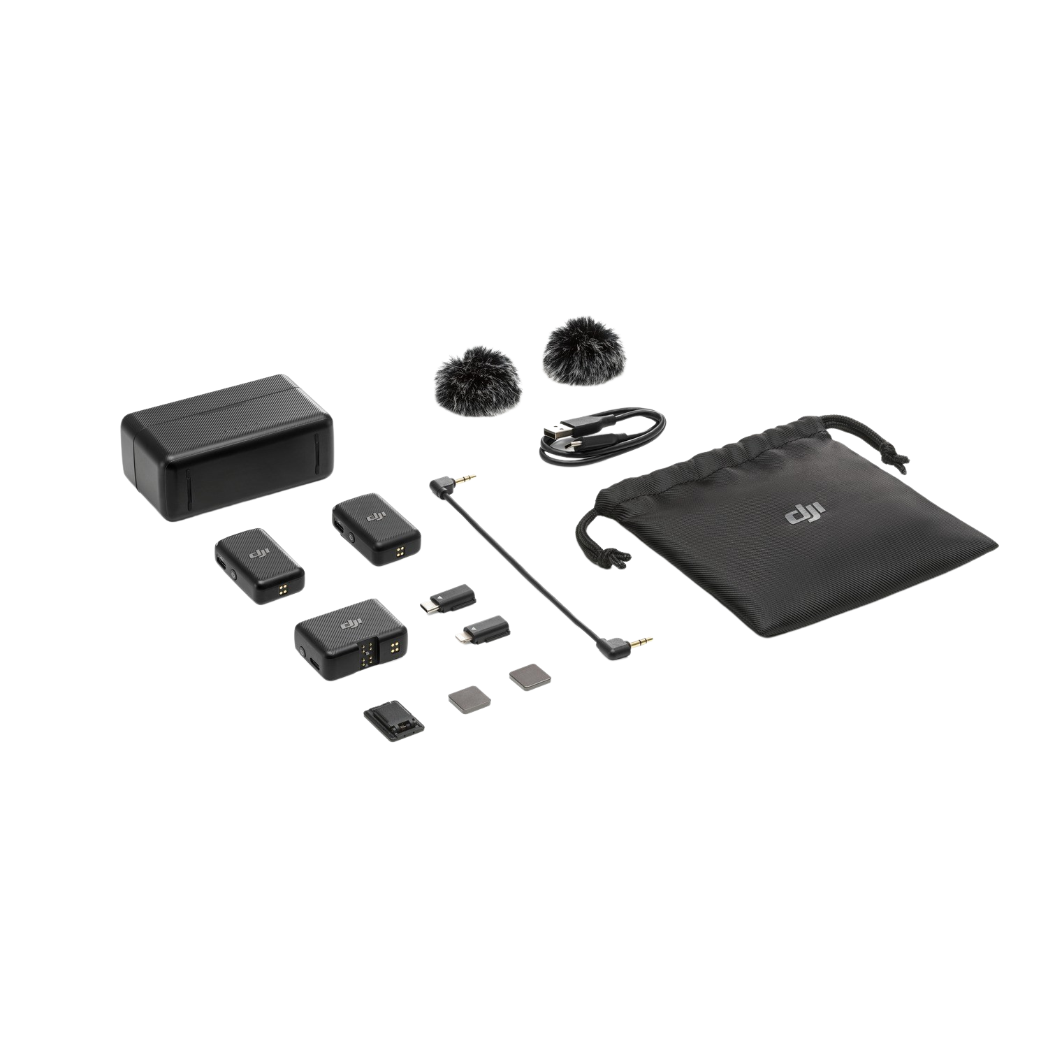 Componentes del kit de micrófono inalámbrico DJI sobre superficie negra. Incluye micrófonos, transmisor, funda, cables.