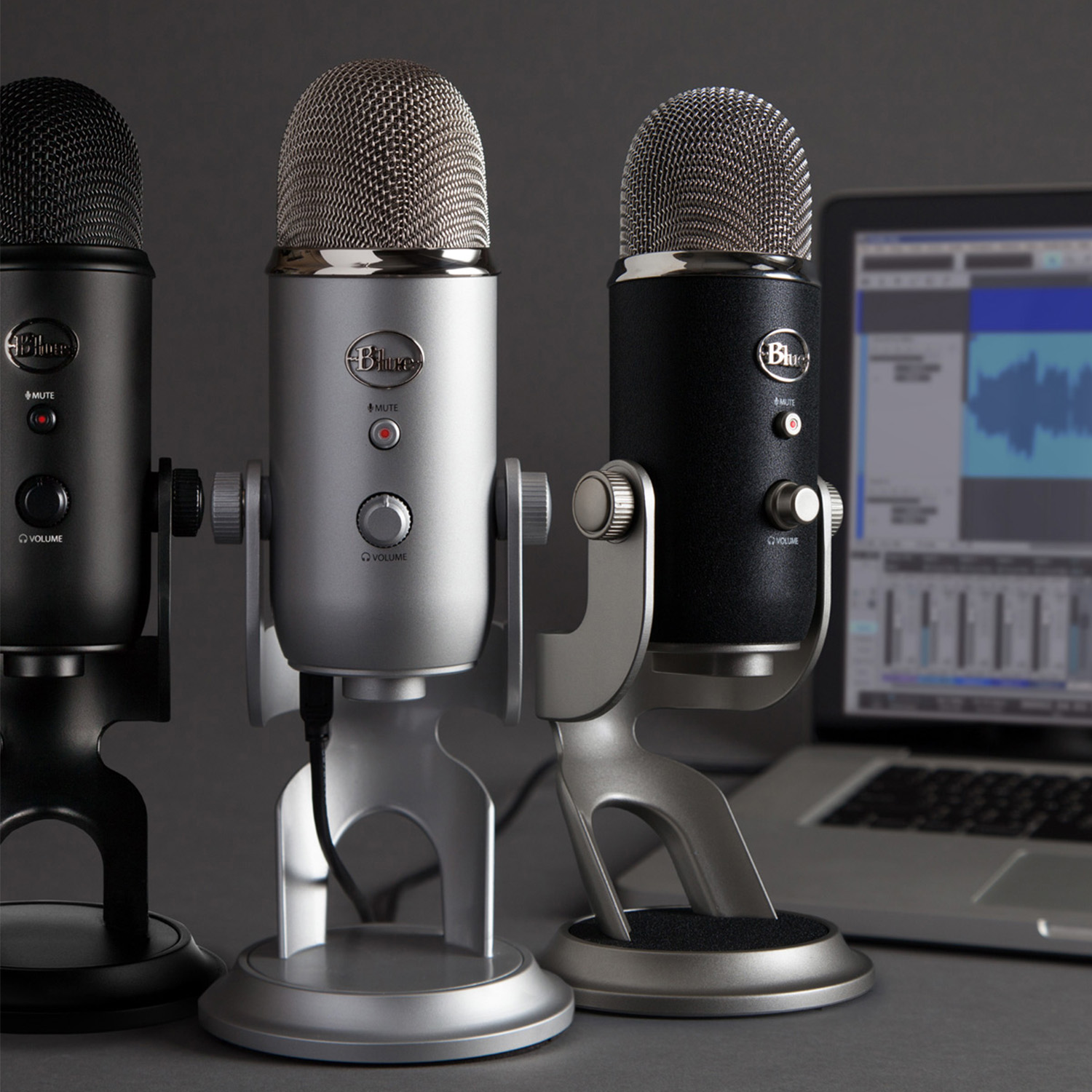 Trzy mikrofony USB Blue Yeti. Jeden czarny, jeden srebrny i jeden czarny.