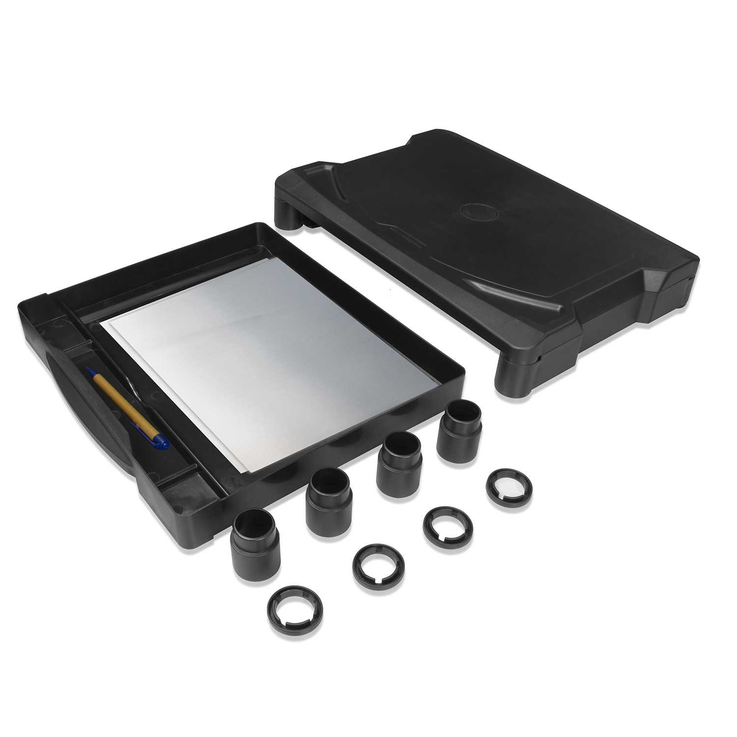 Otwarty zestaw artystyczny z deską kreślarską, długopisem i różnymi akcesoriami.