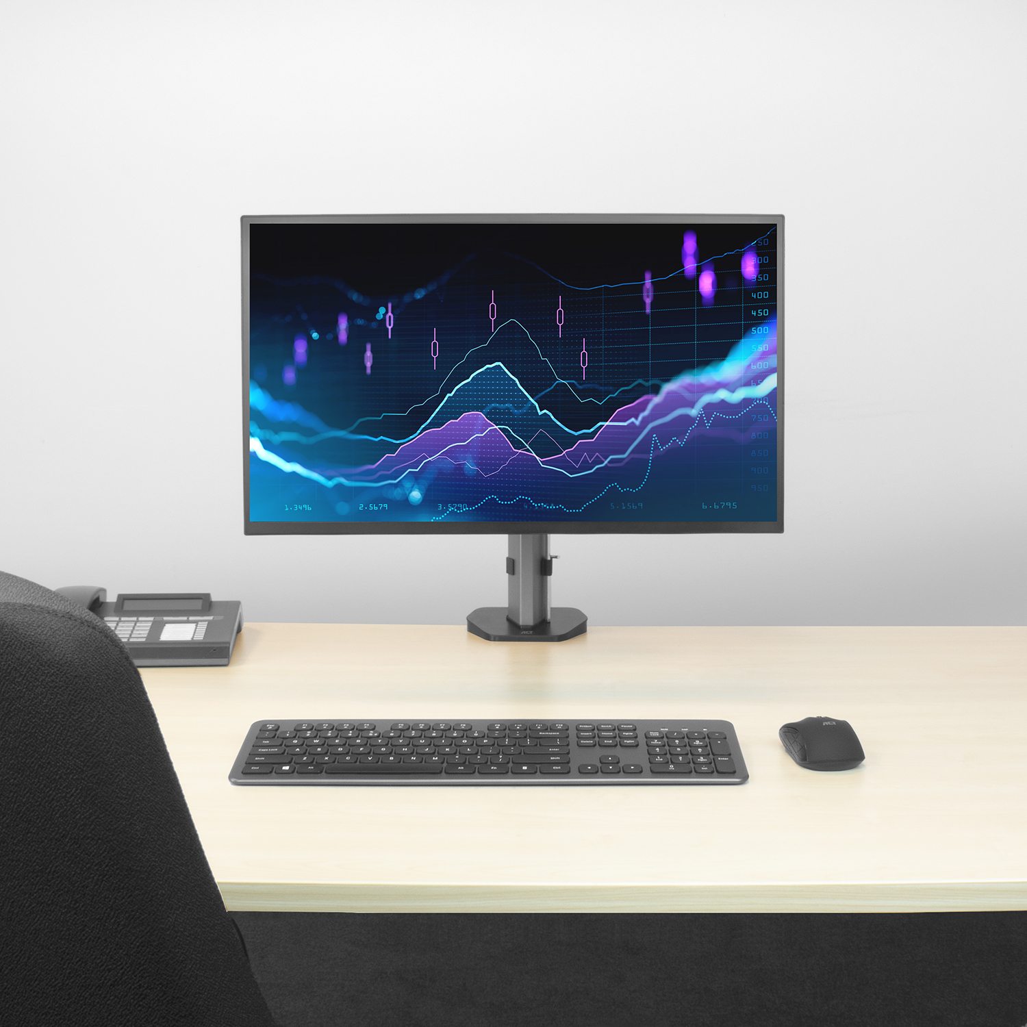 Ein Computermonitor mit Aktienchart, Tastatur und Maus.