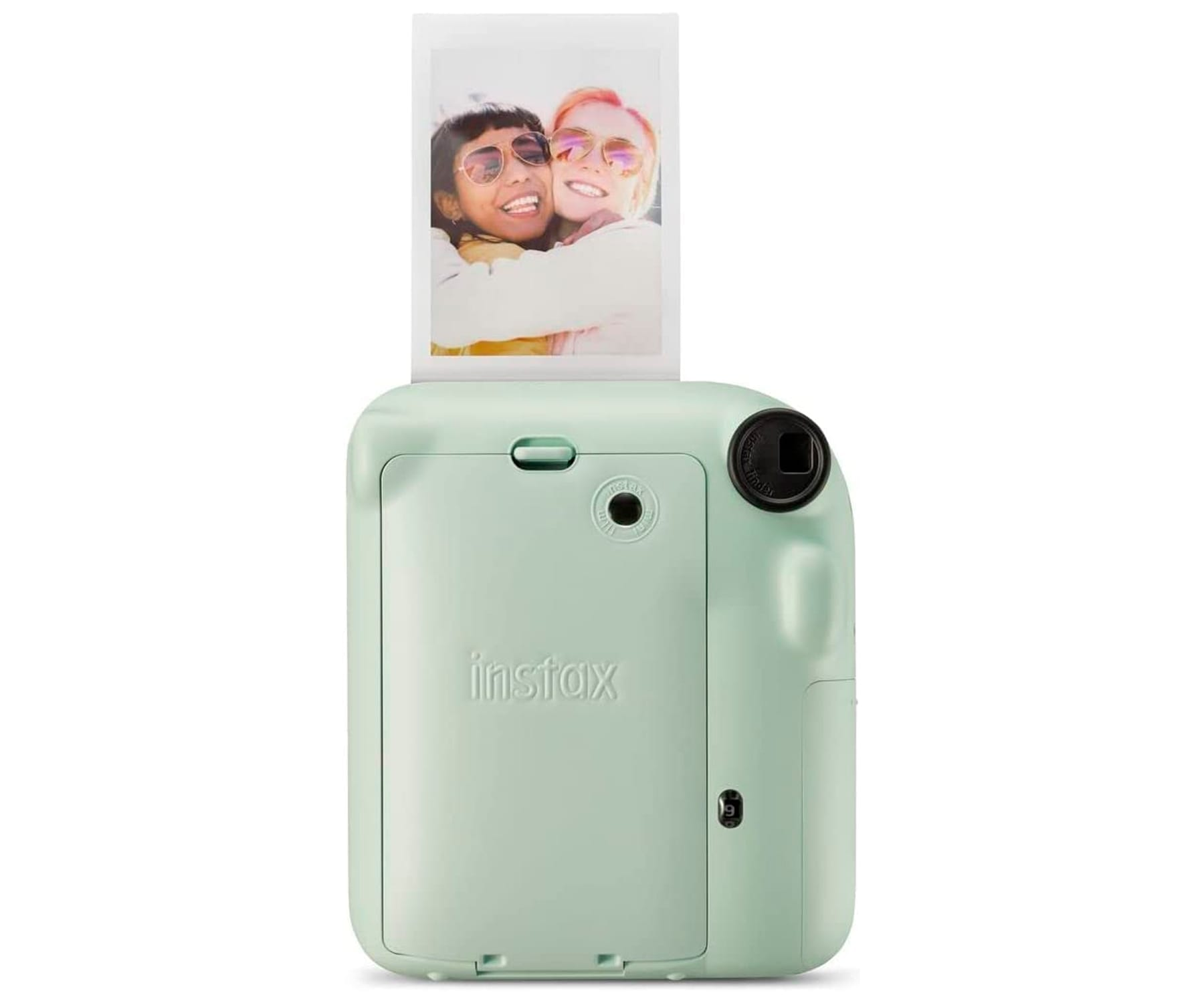 Tył zielonego aparatu Instax Mini 12 z wyrzucanym zdjęciem.