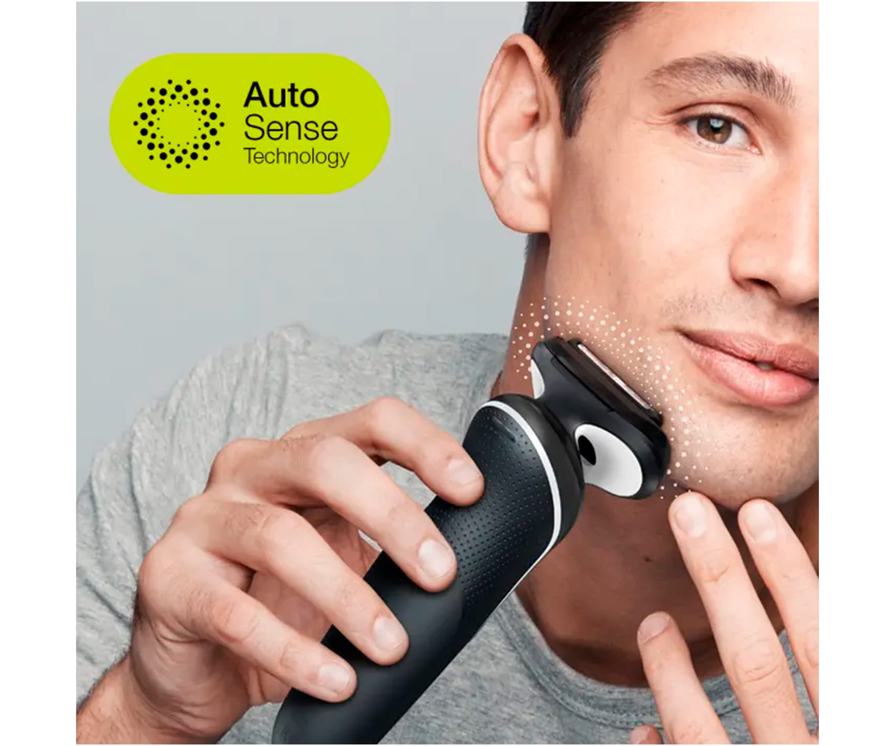 Hombre usando una afeitadora, primer plano, mostrando el dispositivo en su rostro. Logotipo de tecnología Auto Sense.