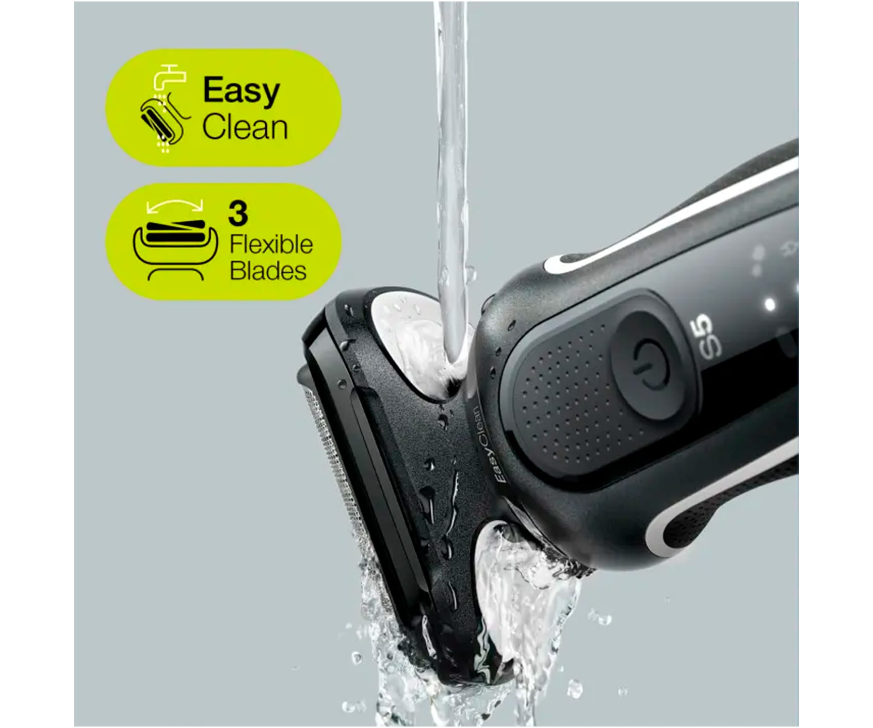 Una afeitadora negra y gris siendo enjuagada con agua. Texto: 'Easy Clean' y '3 Flexible Blades'.