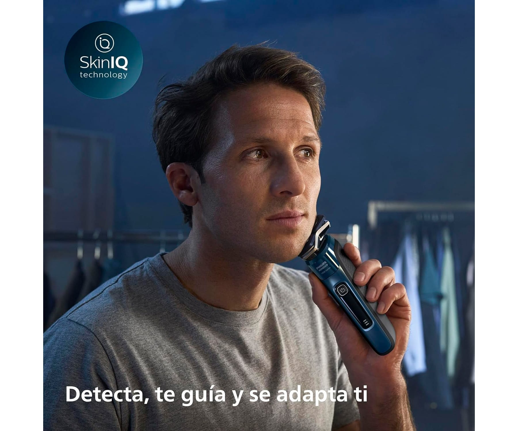 Mężczyzna goli twarz golarką elektryczną, z naciskiem na produkt i jego funkcje.