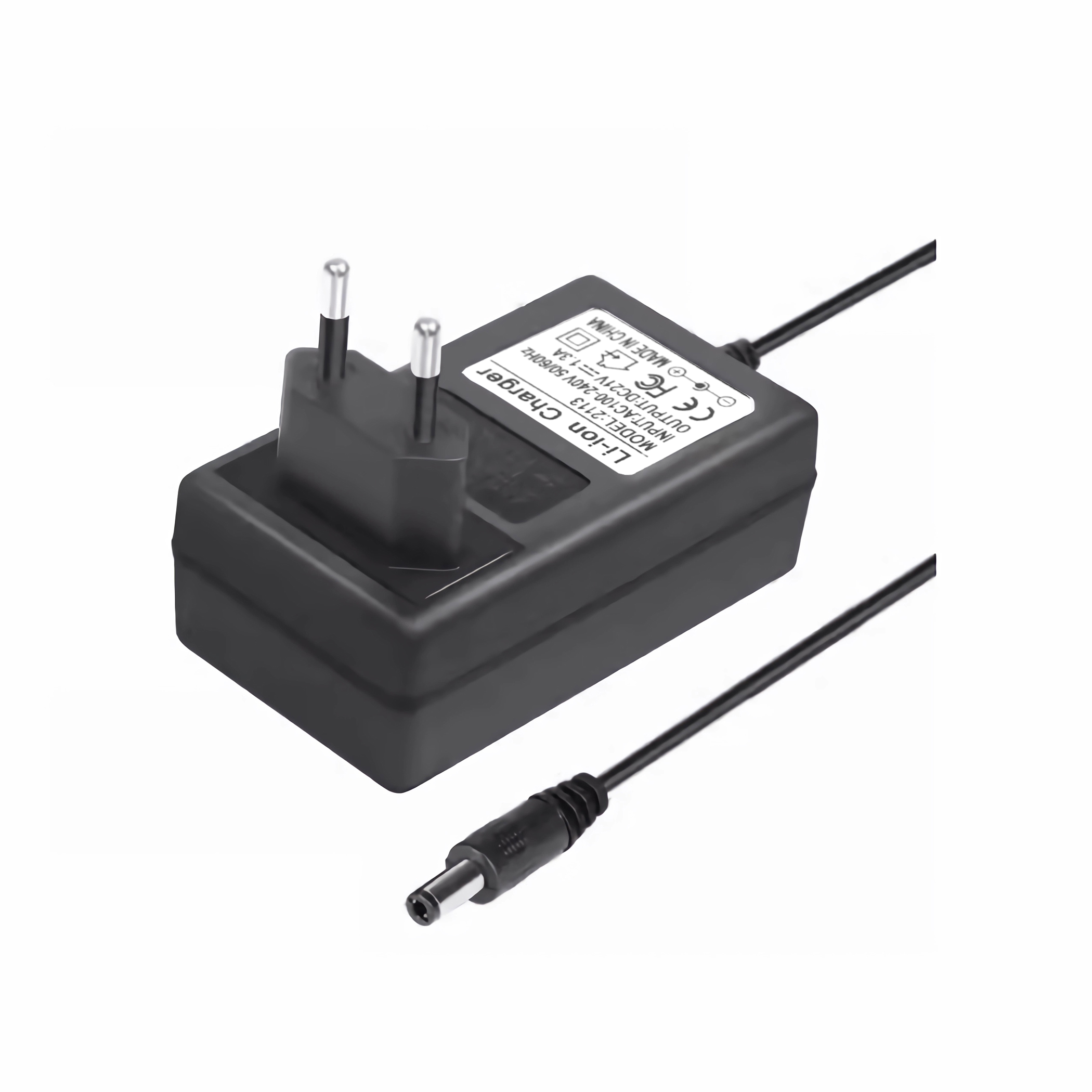 Schwarzes Ladegerät mit Stecker und Kabel mit kleinem Stecker auf weißer Oberfläche.