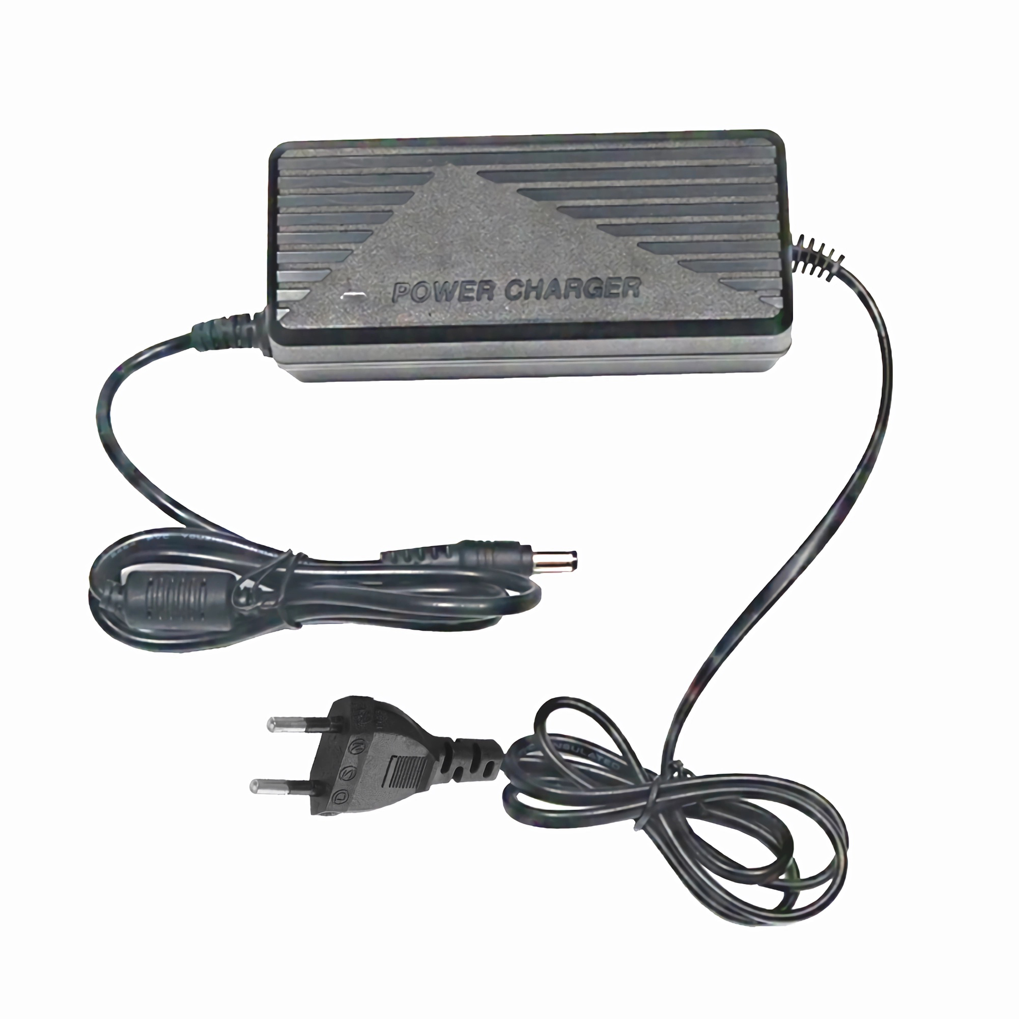 Schwarzes Ladegerät mit zwei Kabeln. Es hat die Aufschrift "POWER CHARGER".