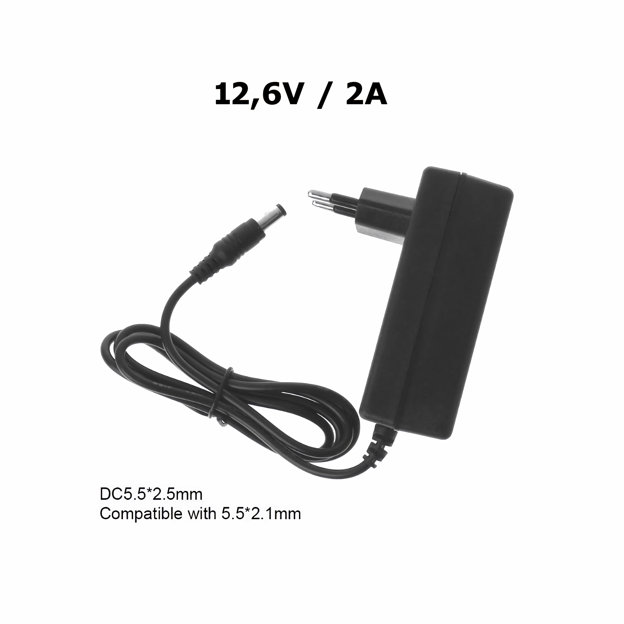 Ein schwarzes Netzteil mit Kabel und DC-Anschluss, das Spannungs- und Stromstärkeninformationen anzeigt.