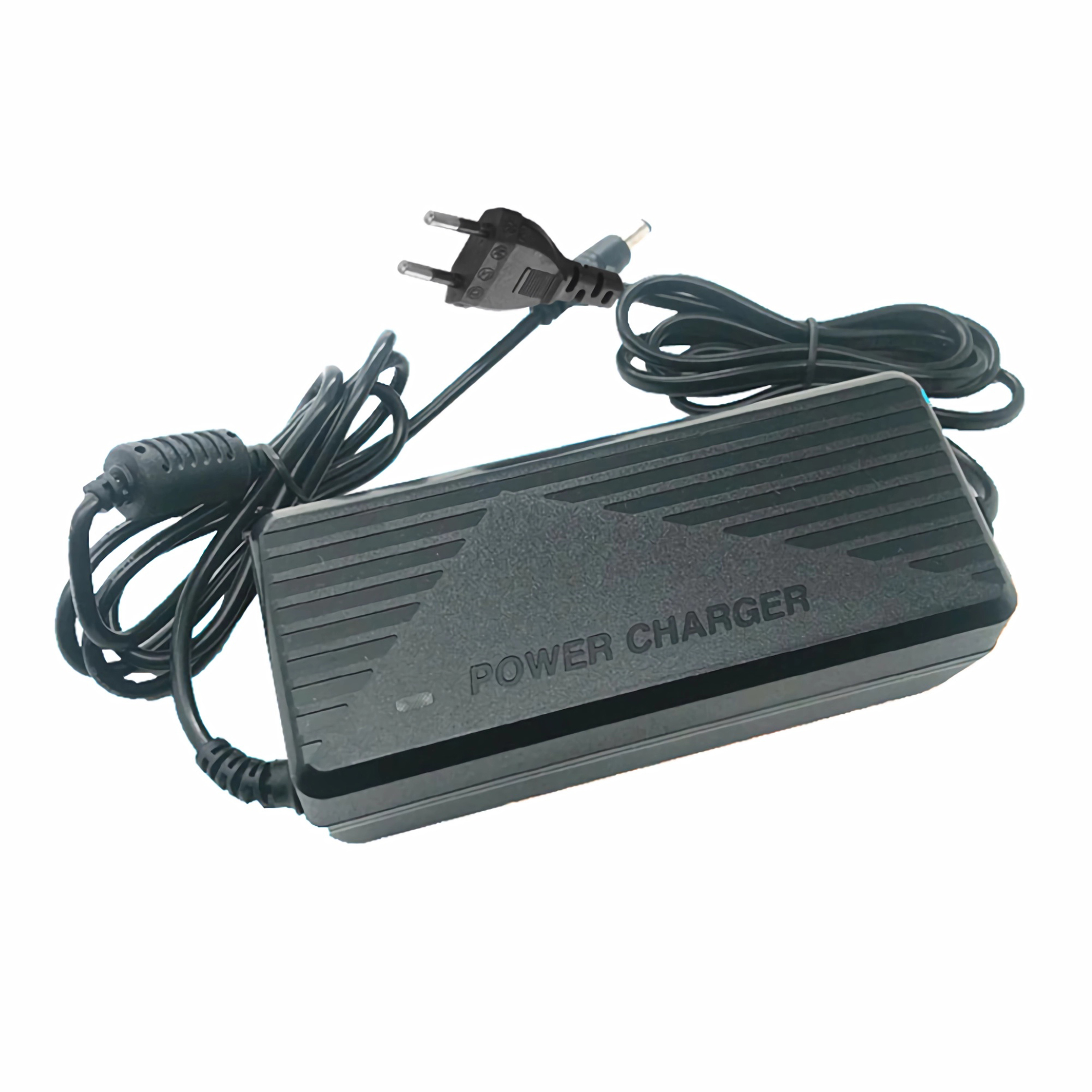 Schwarzes Ladegerät mit Stecker und Anschluss, mit schwarzem Kabel.
