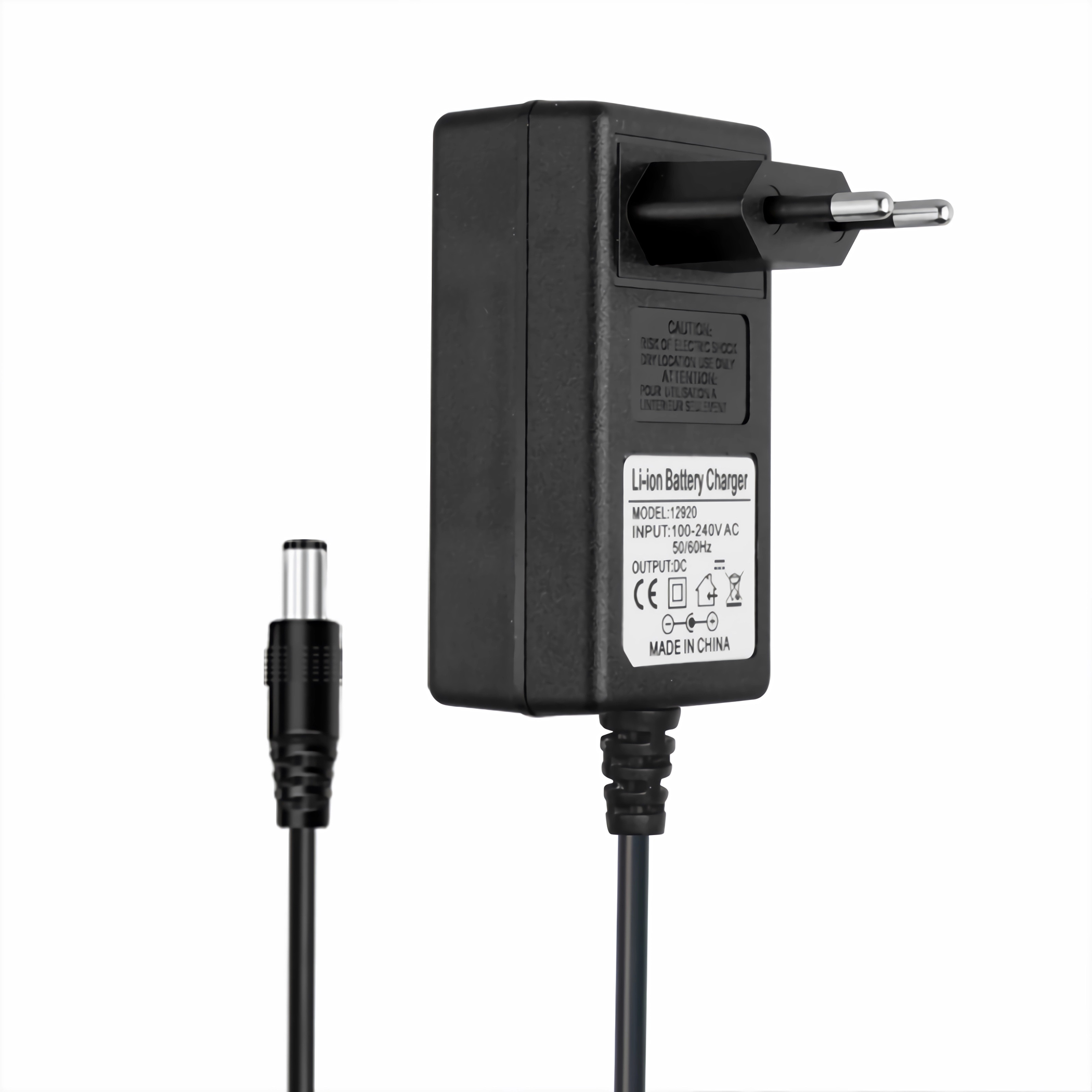 Ein schwarzes Ladegerät mit Kabel. Es hat ein Etikett mit der Aufschrift Li-Ionen-Akkuladegerät.