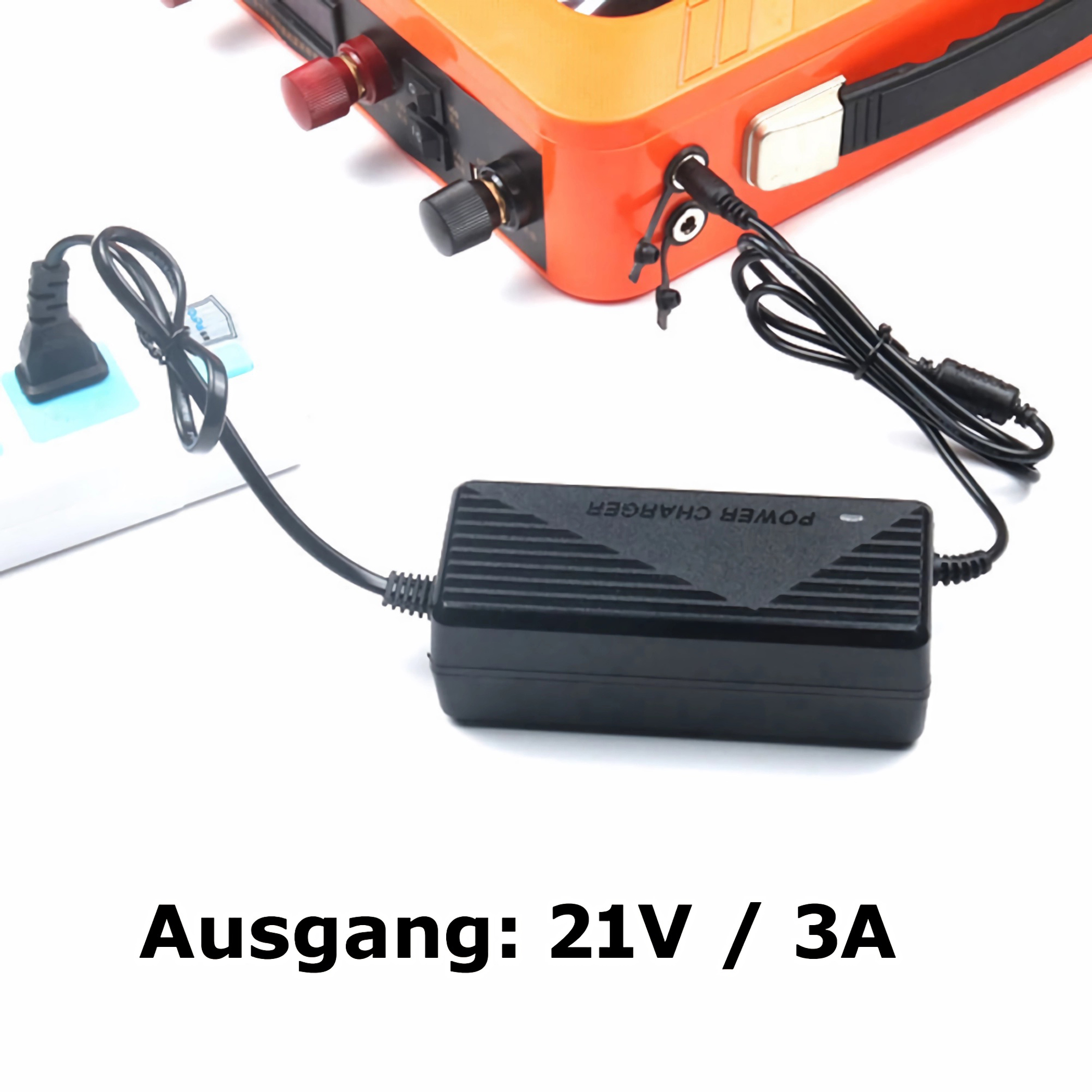 Schwarzes Ladegerät, orangefarbenes Gerät und Ladekabel mit dem Text 21V/3A.