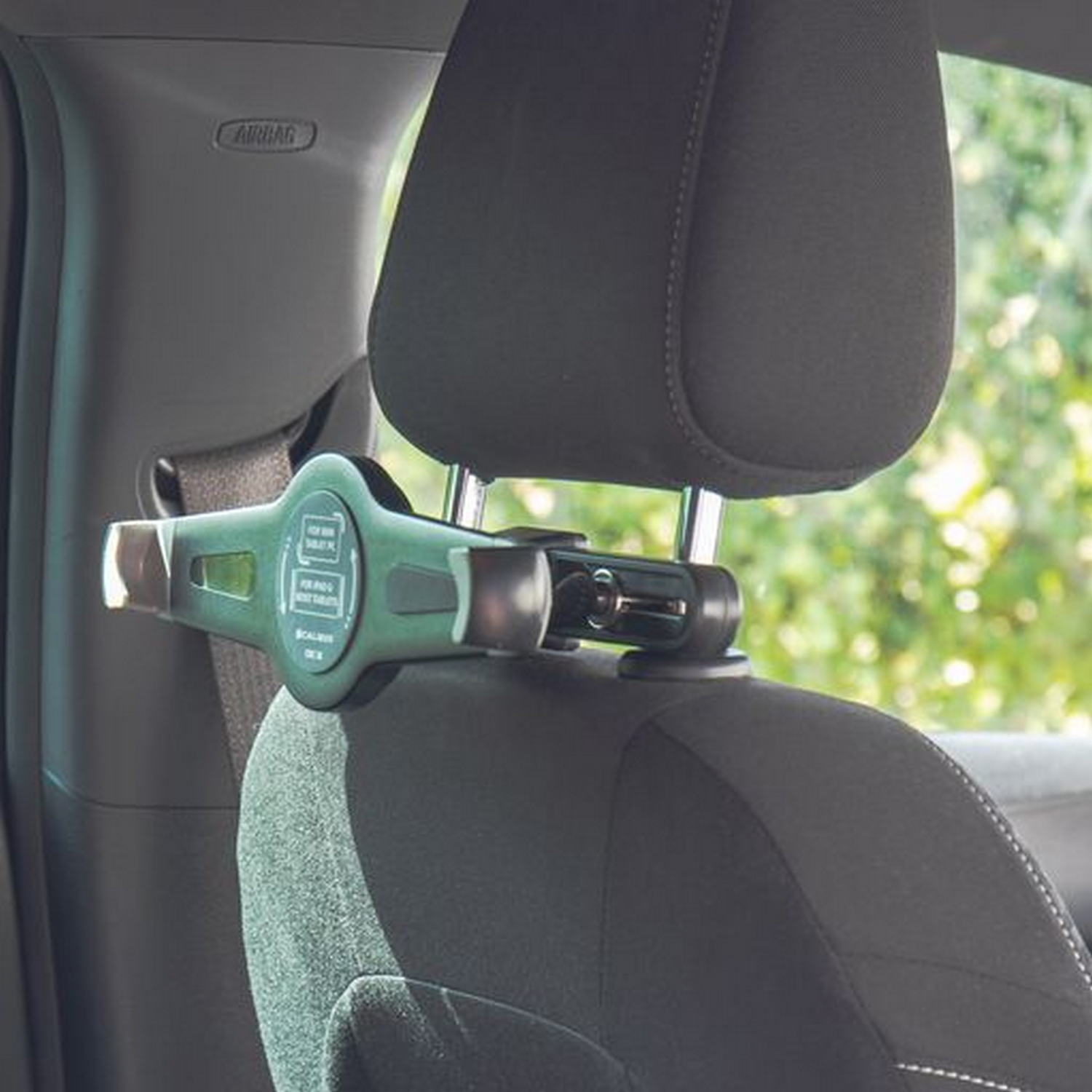 Tablet-Halterung für die Kopfstütze im Auto, grün und schwarz, an einer Kopfstütze befestigt.