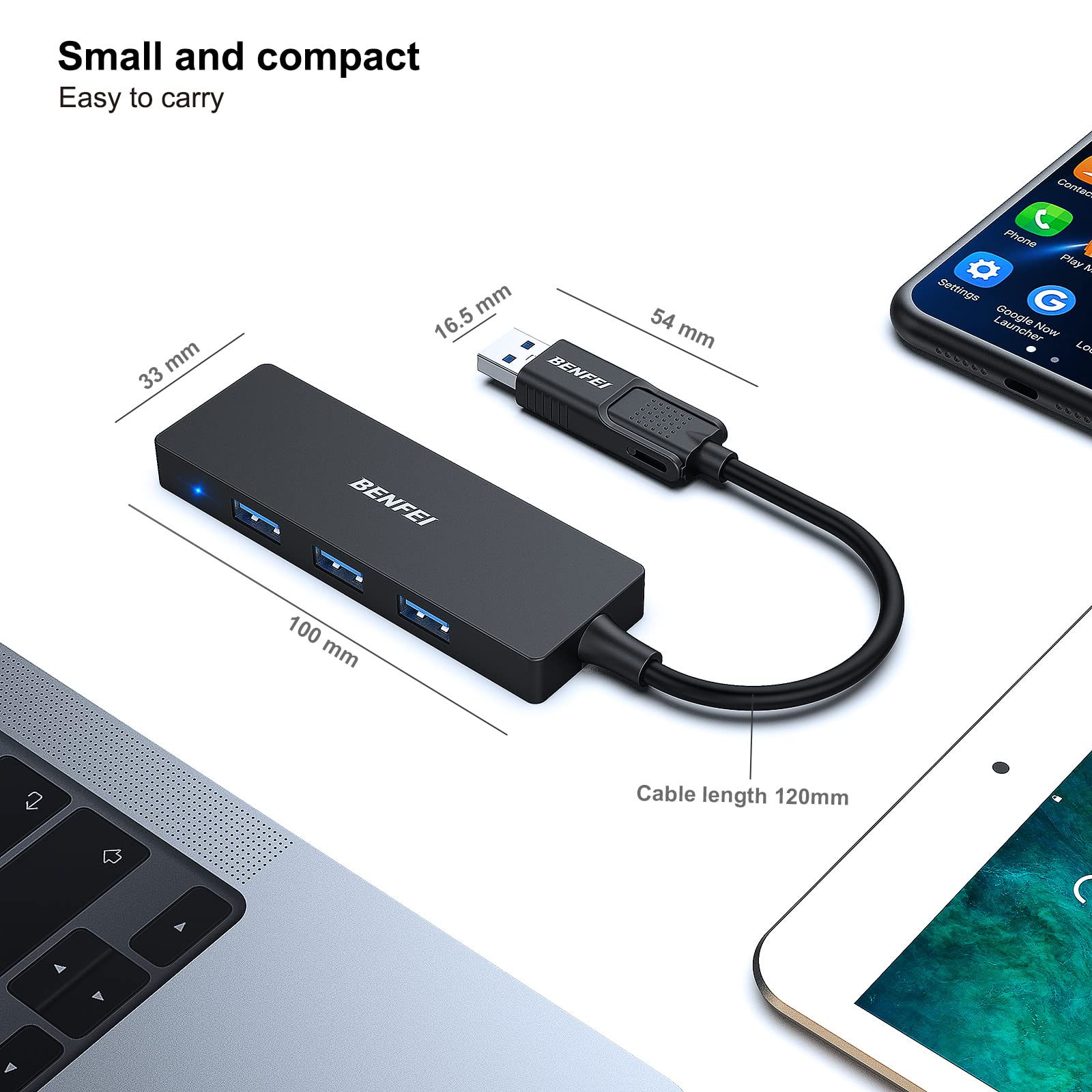 Ein schwarzer USB-Hub mit angeschlossenem USB-Kabel. Ein Telefon und Tablet im Hintergrund.