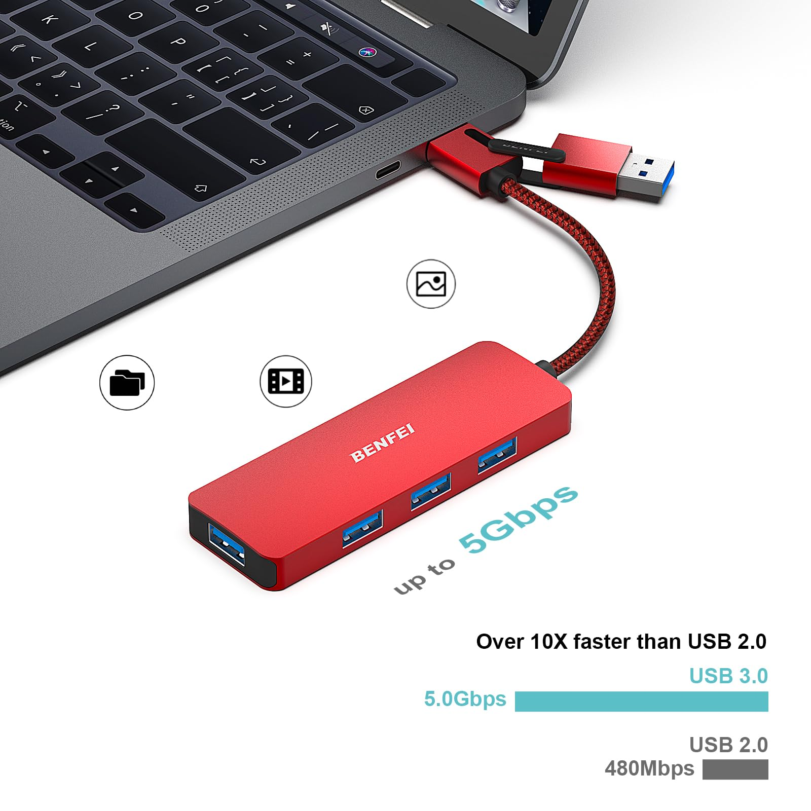Ein roter USB-Hub, der mit einem Laptop verbunden ist. Er hat 3 USB-Anschlüsse und ein USB-Kabel. Text zeigt USB 3.0 an.