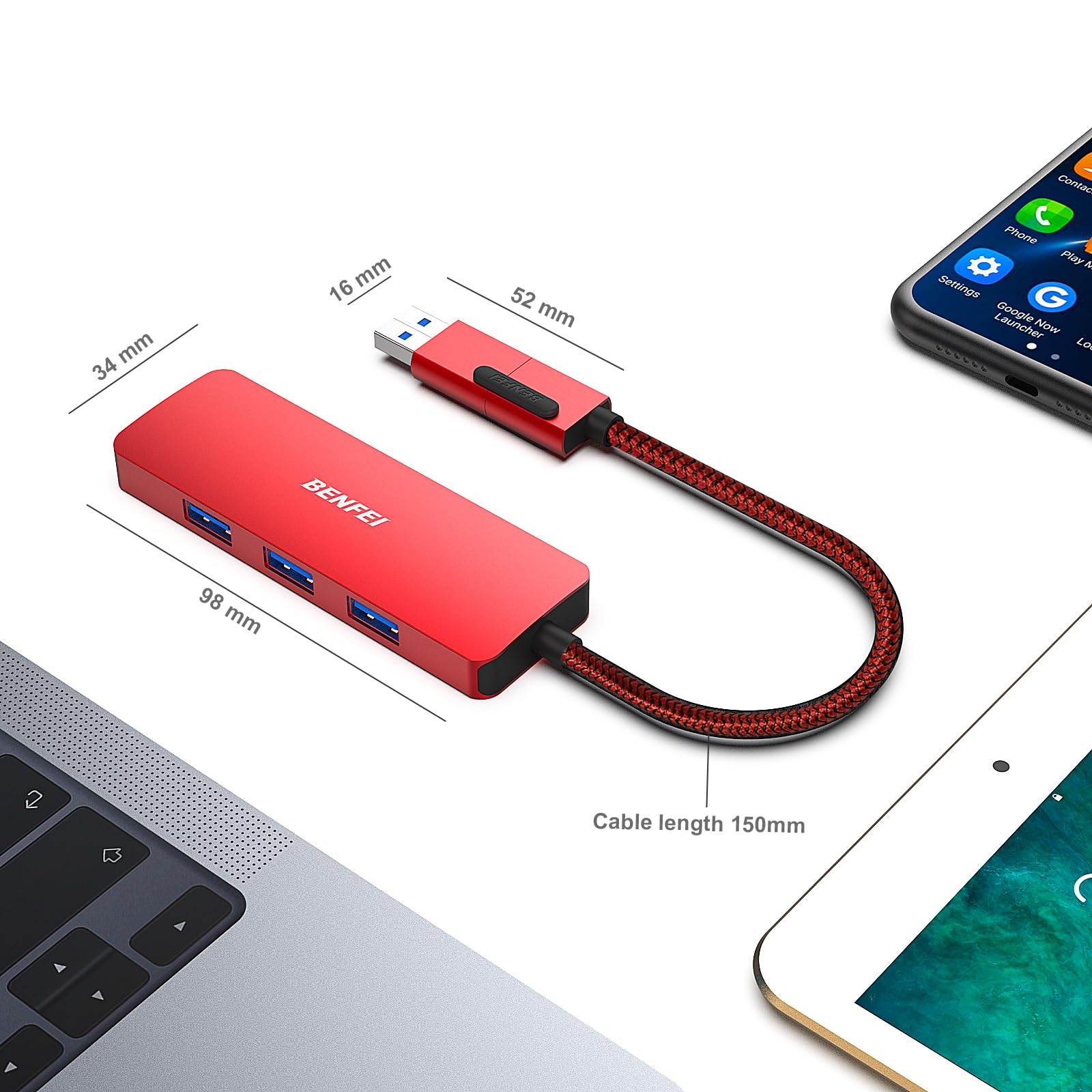 Roter USB-Hub mit Kabel, Abmessungen, Telefon und Tablet im Hintergrund.