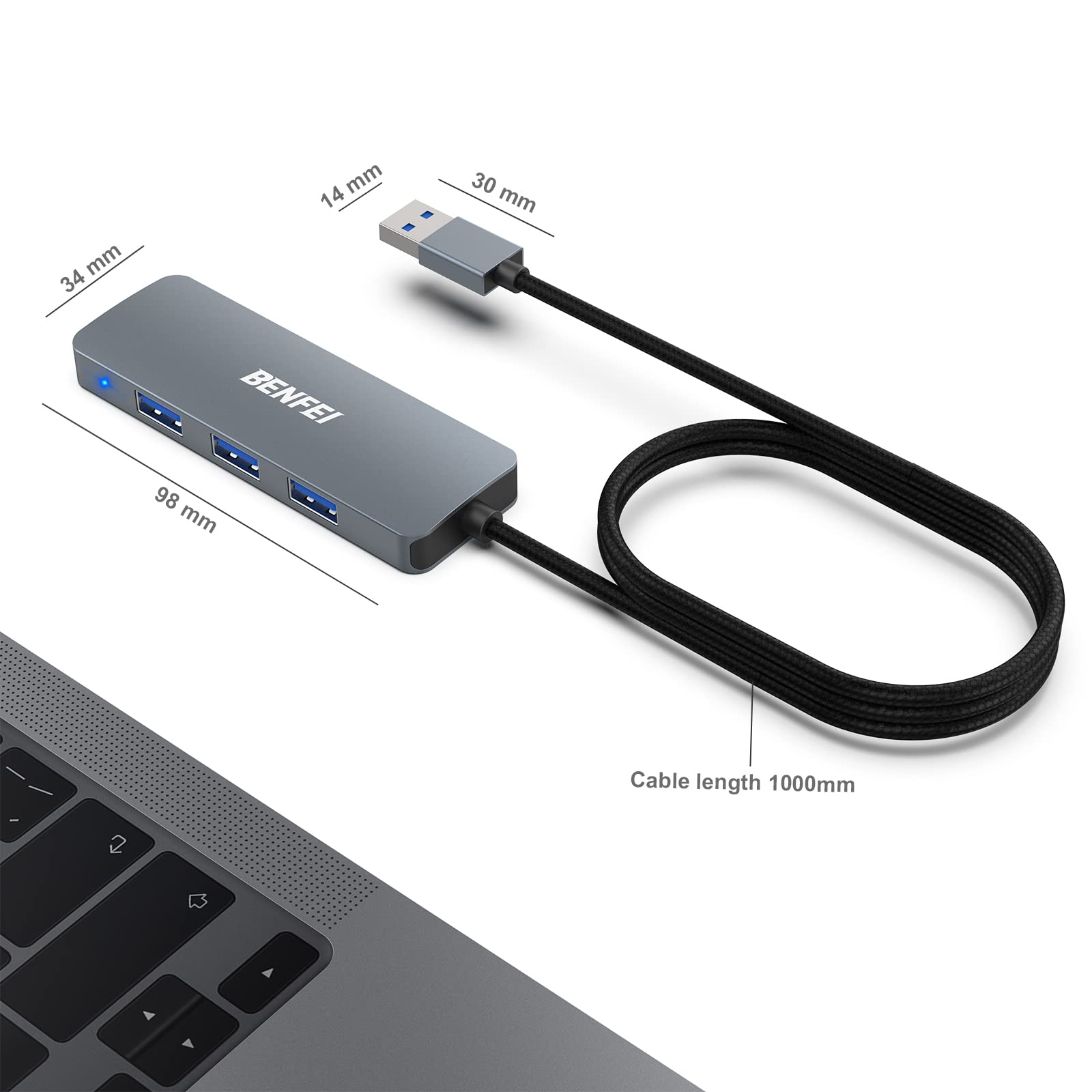 Ein grauer USB-Hub mit Laptop-Tastatur im Hintergrund, mit sichtbaren Abmessungen.