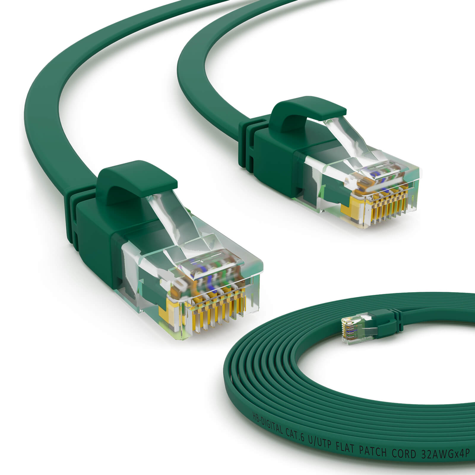 Zwei grüne Ethernet-Kabel mit Steckern. Ein Kabel ist aufgerollt, die anderen sind gerade. Transparente Stecker sind sichtbar.