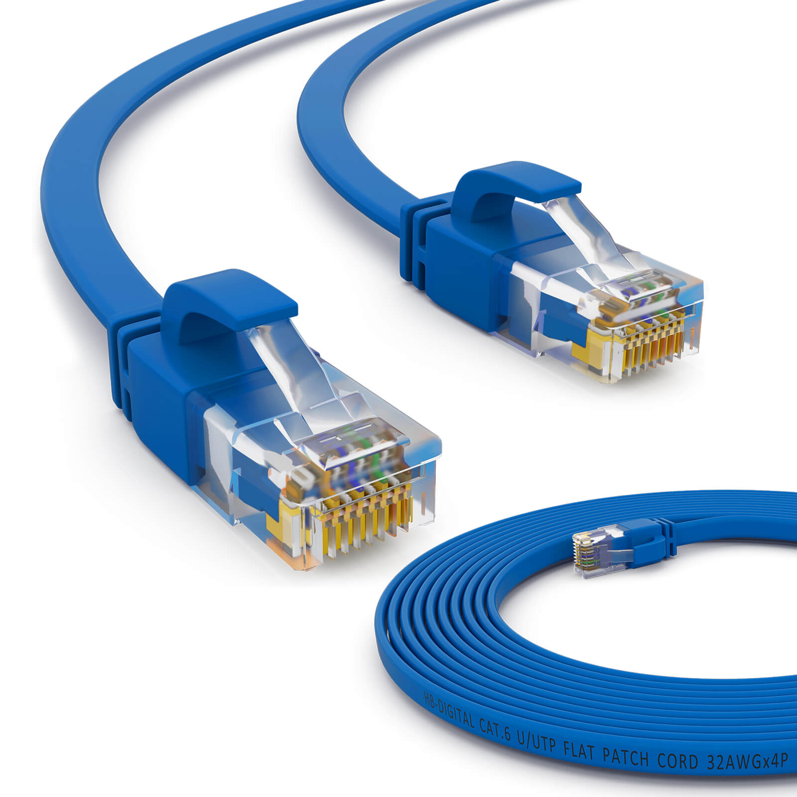 Zwei blaue Netzwerkkabel mit transparenten Steckern und ein aufgerolltes Kabel auf weißem Hintergrund.