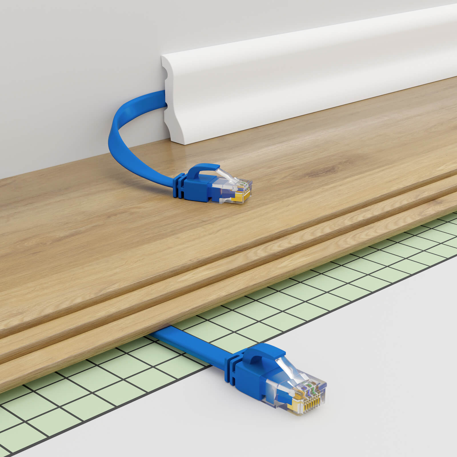 Blaues Ethernet-Kabel verläuft entlang eines Holzbodens, neben einer weißen Fußleiste. Das Kabel ist angeschlossen.
