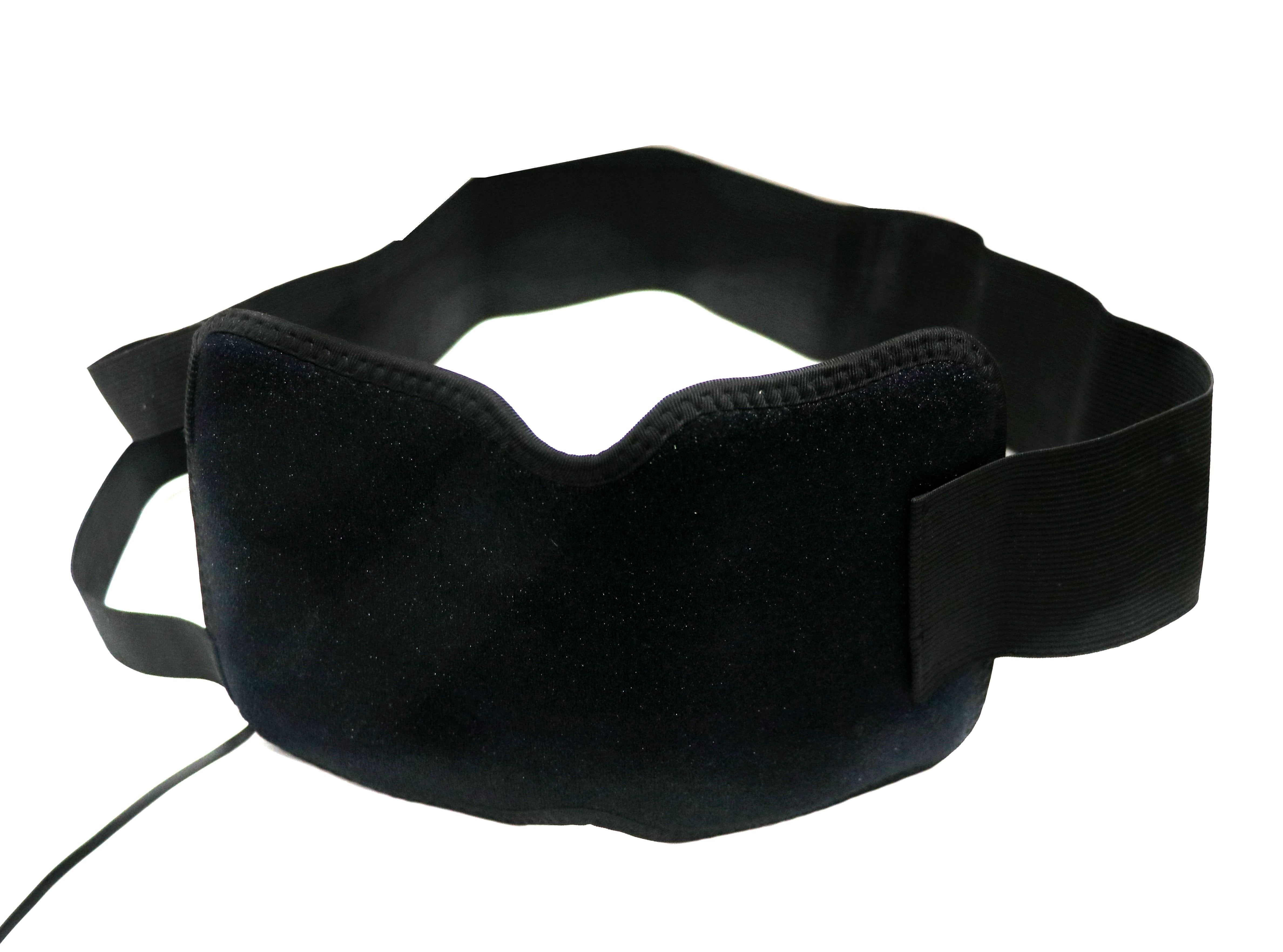 Eine schwarze Augenmaske mit einem daran befestigten Kabel. Sie hat eine konturierte Form, um die Augen und die Umgebung abzudecken.