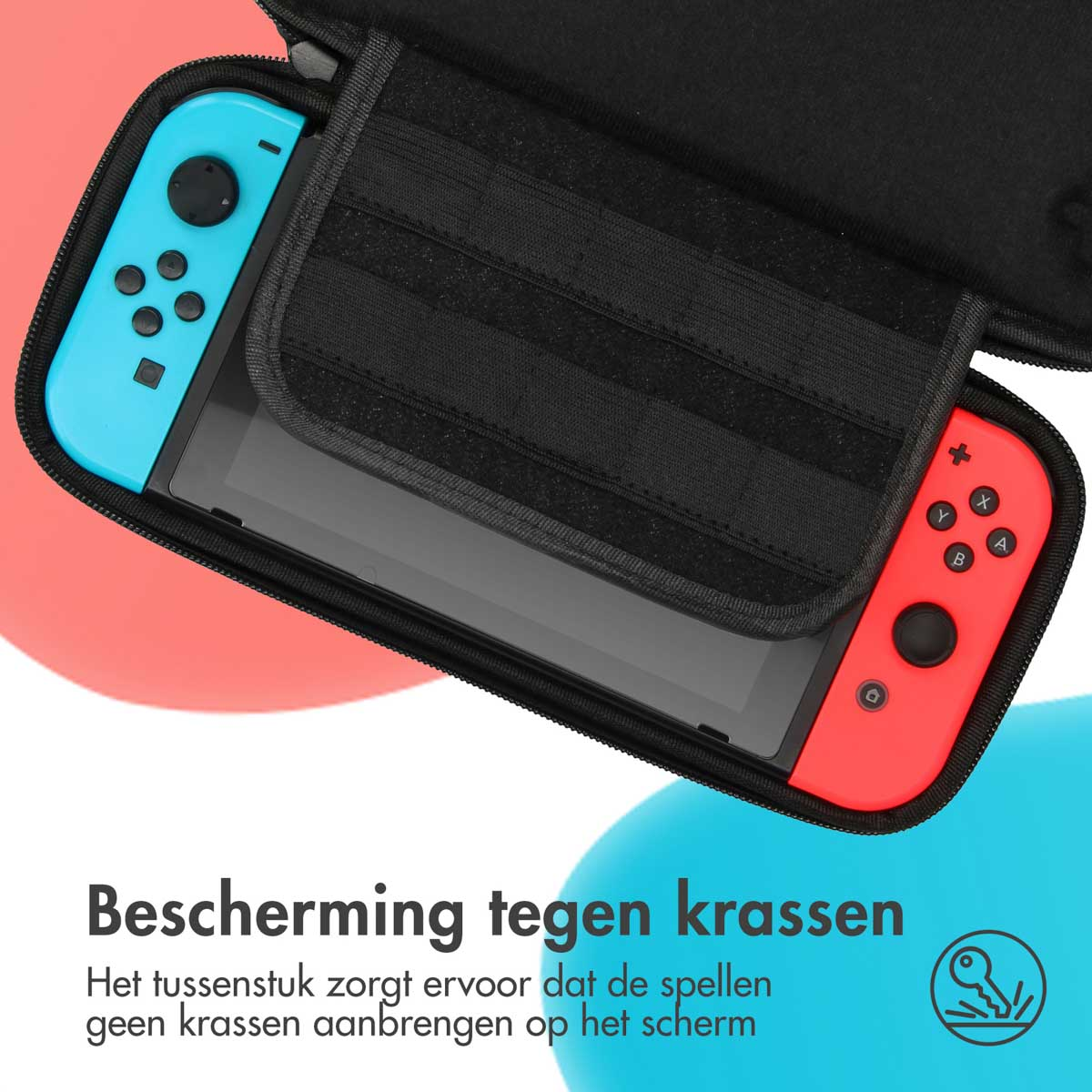 Ein Nintendo Switch in einer schwarzen Hülle mit blauen und roten Joy-Cons.