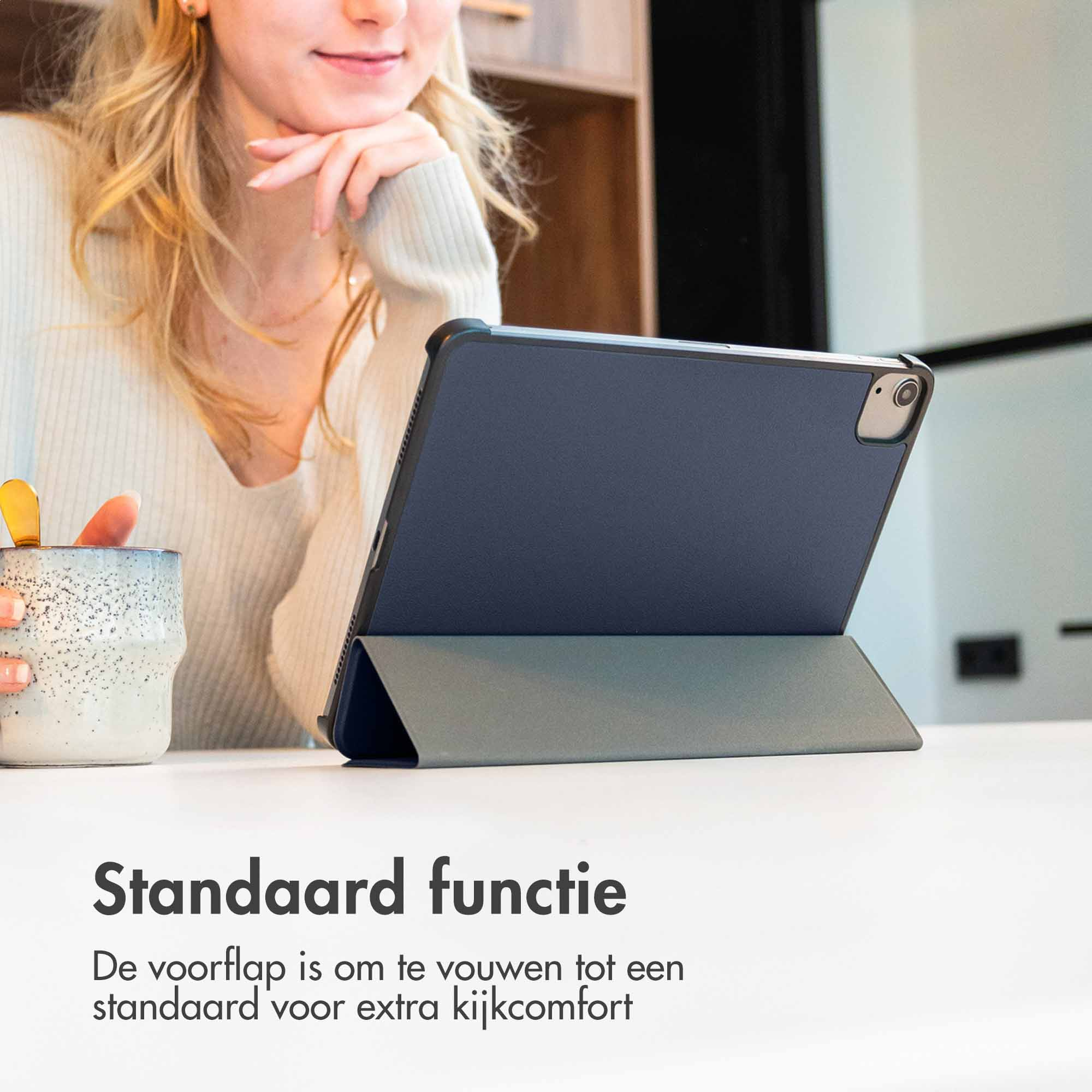 Frau mit iPad-Hülle. Text auf Niederländisch: