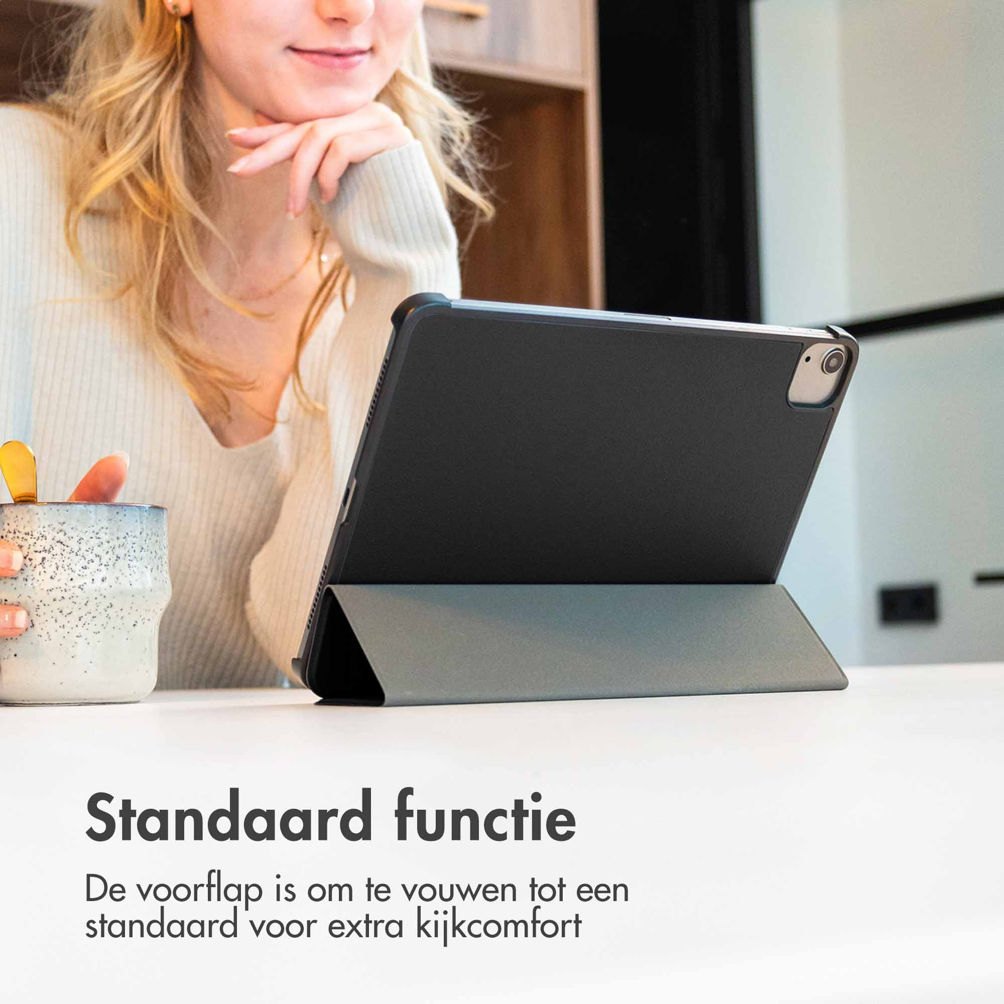 Frau, die ein Tablet in einer Hülle benutzt. Text-Overlay unten.