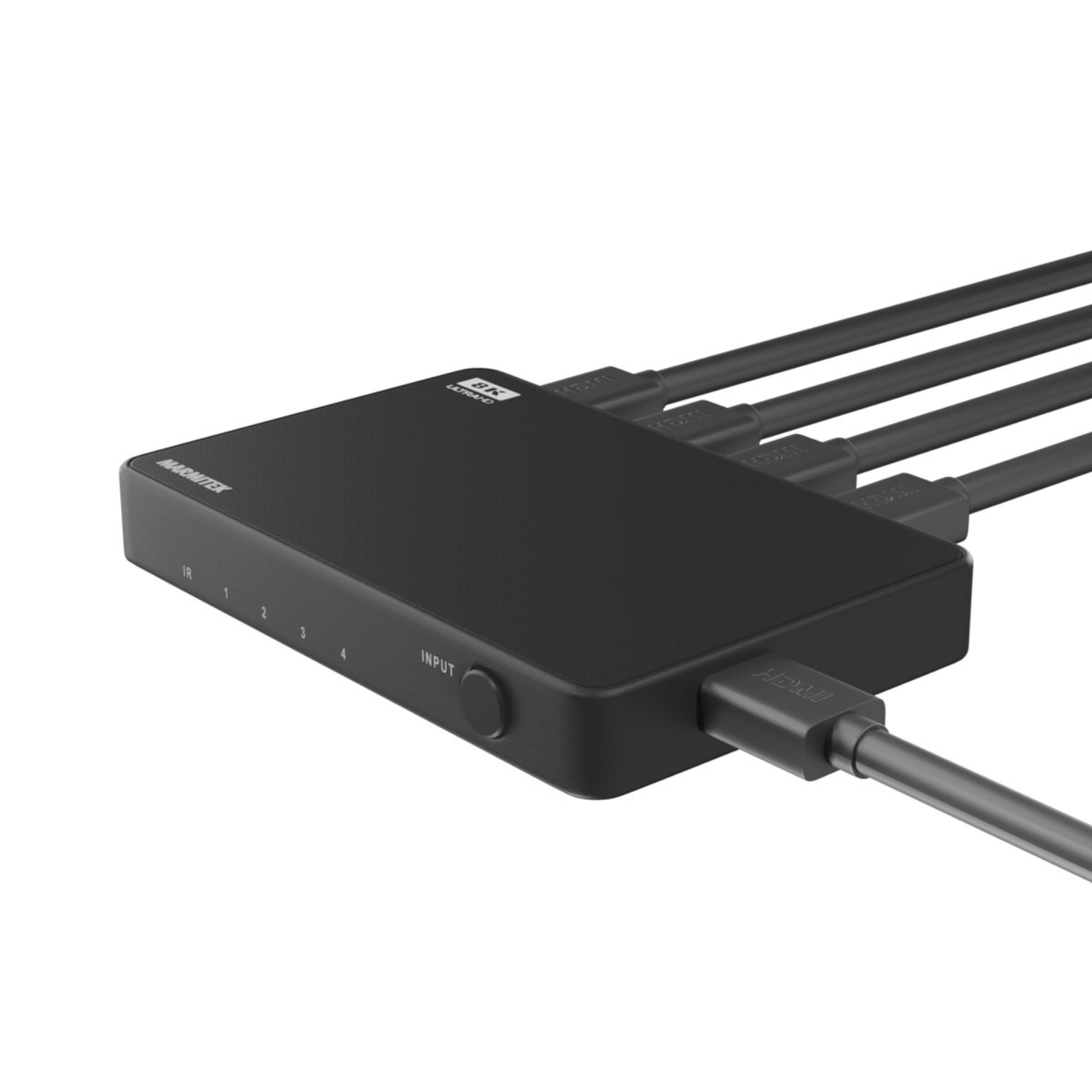 Un commutateur HDMI noir avec quatre entrées HDMI et un câble de sortie. L'appareil est sur une surface blanche.