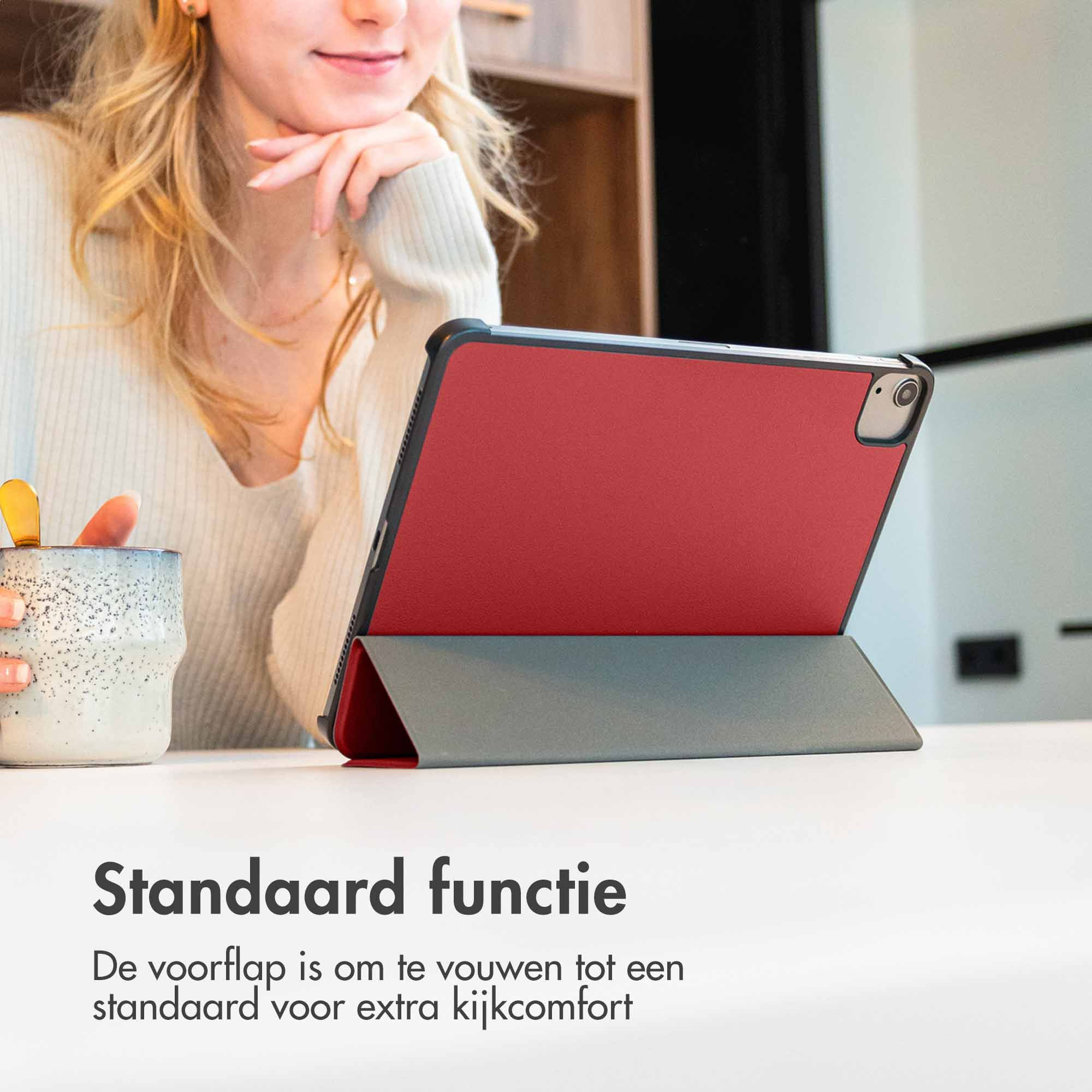 Ein Tablet mit roter Hülle, das auf einem Tisch liegt.