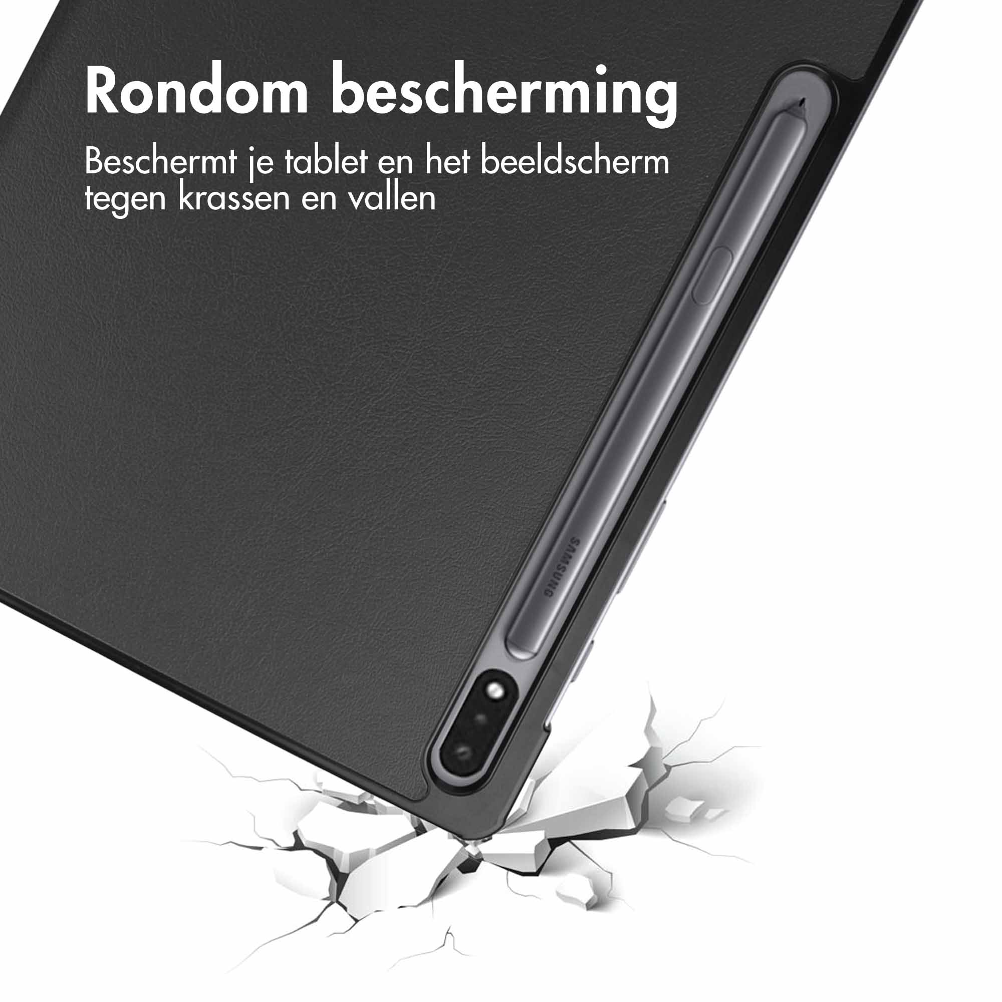 Zwarte tablet case met stylus, tegen een witte achtergrond, met impact scheuren.