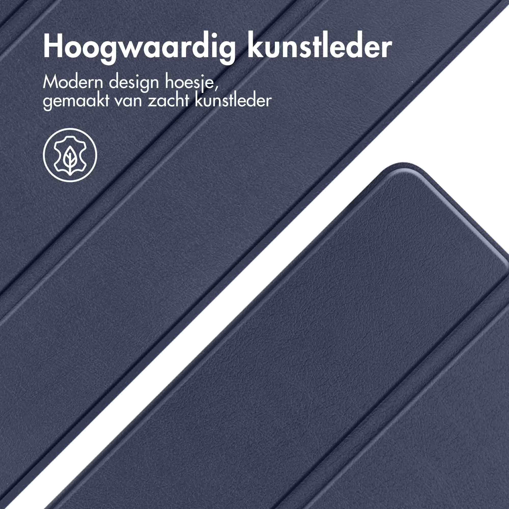 Close-up van een blauwe, lederachtige hoes met tekst over hoogwaardig leer.