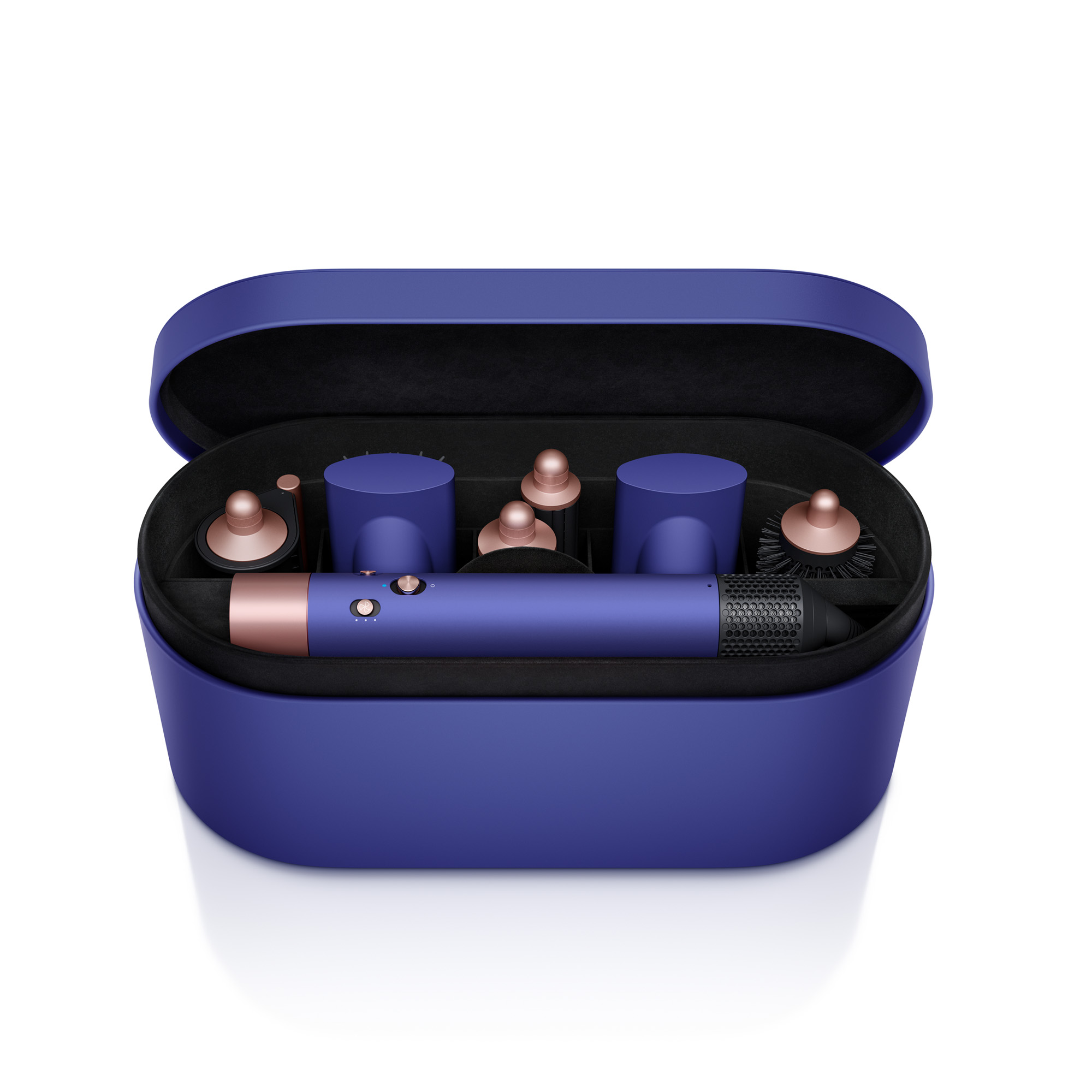Blaues Dyson Haarstyling-Set in einem offenen Koffer.