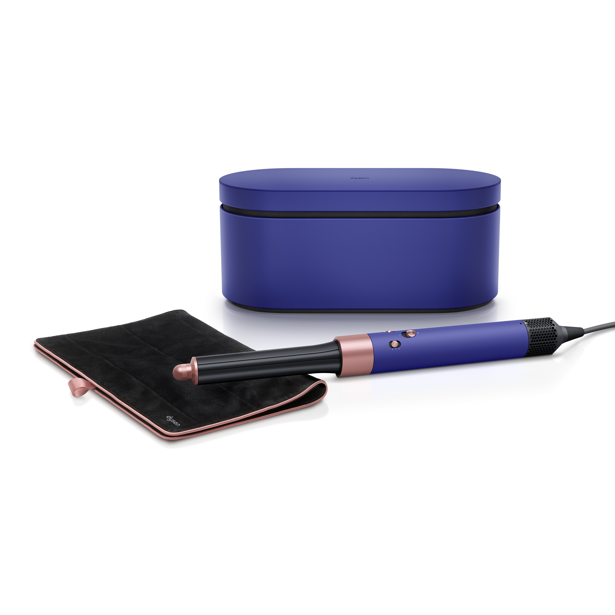 Blauer Dyson Haarstyler mit rosa Etui, schwarzem Beutel und weißem Hintergrund.
