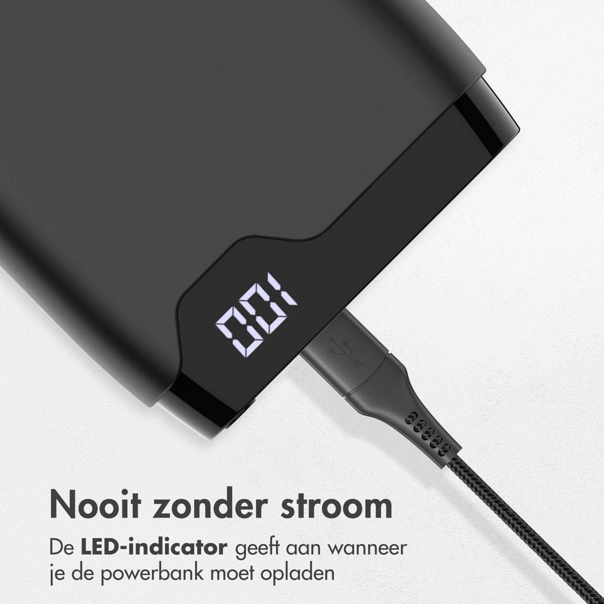 Schwarzes Powerbank mit 100% Ladung und USB-C-Kabel. Es wird geladen.