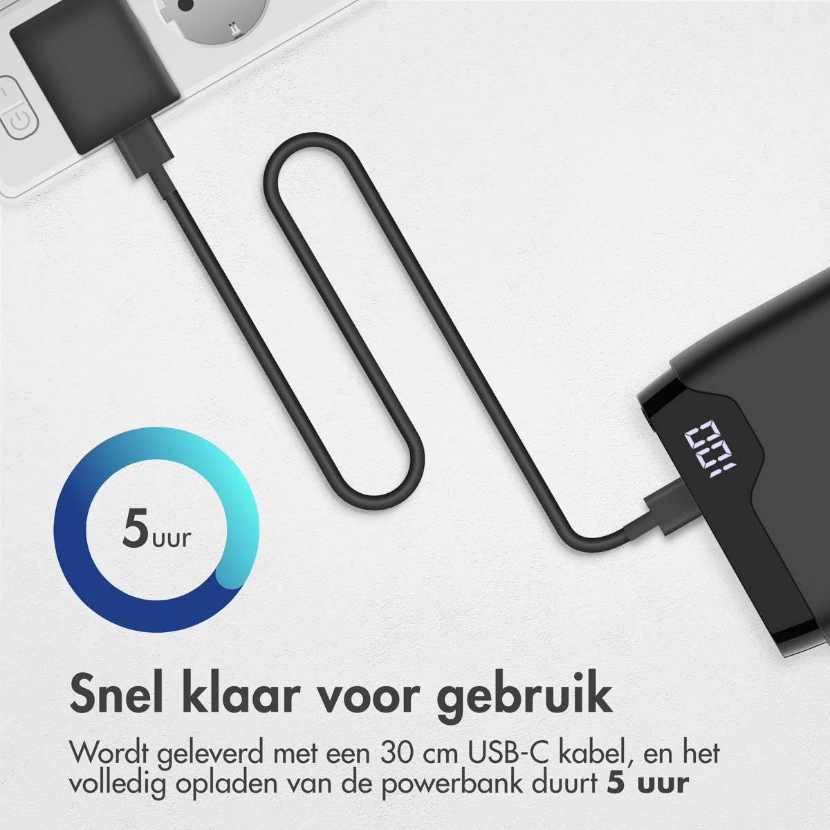 Eine schwarze Powerbank ist über ein Kabel mit einer weißen Oberfläche verbunden. Eine Grafik zeigt eine Ladezeit von 5 Stunden an.