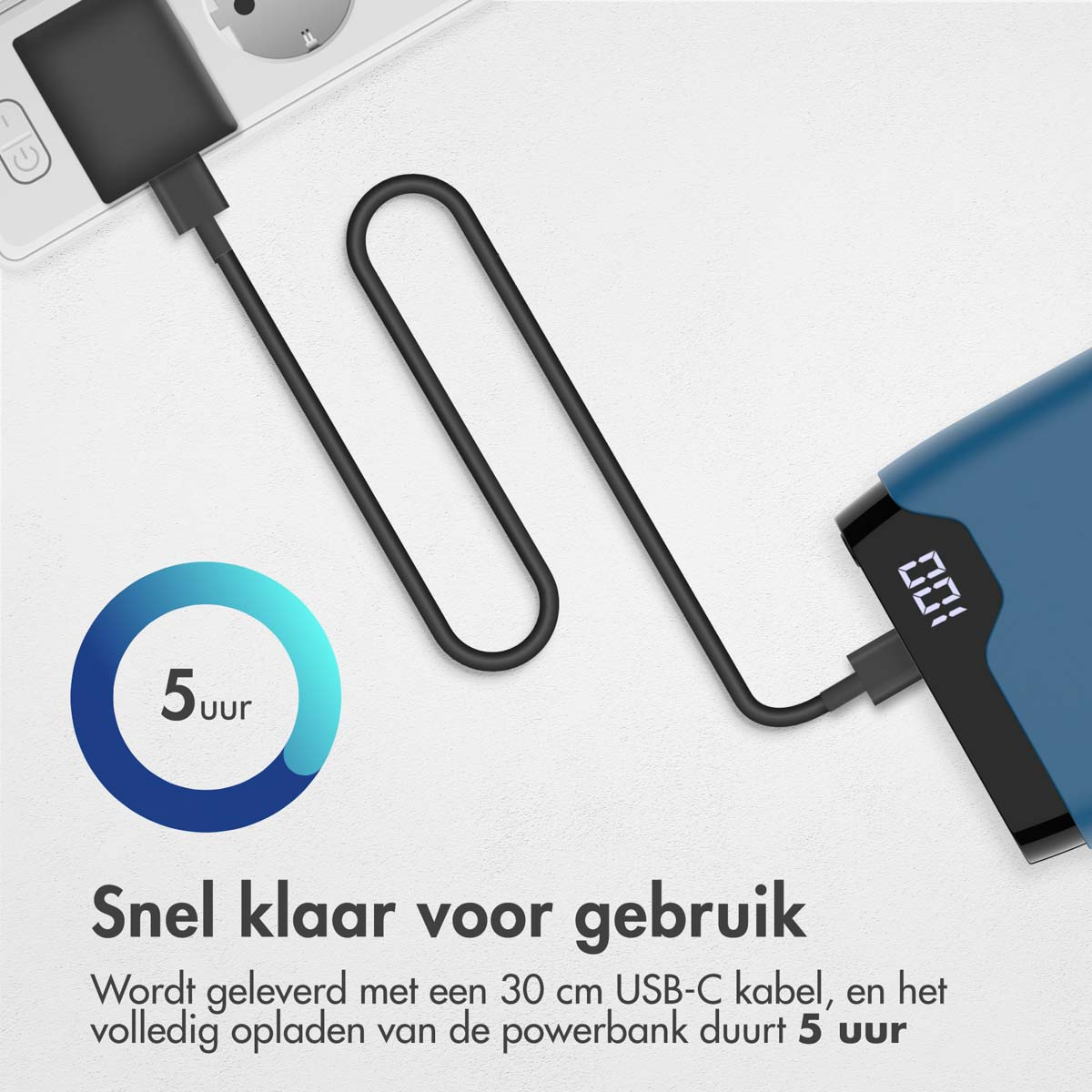Ein blaues Powerbank lädt mit 100% über ein USB-C-Kabel. Die Ladezeit beträgt 5 Stunden.
