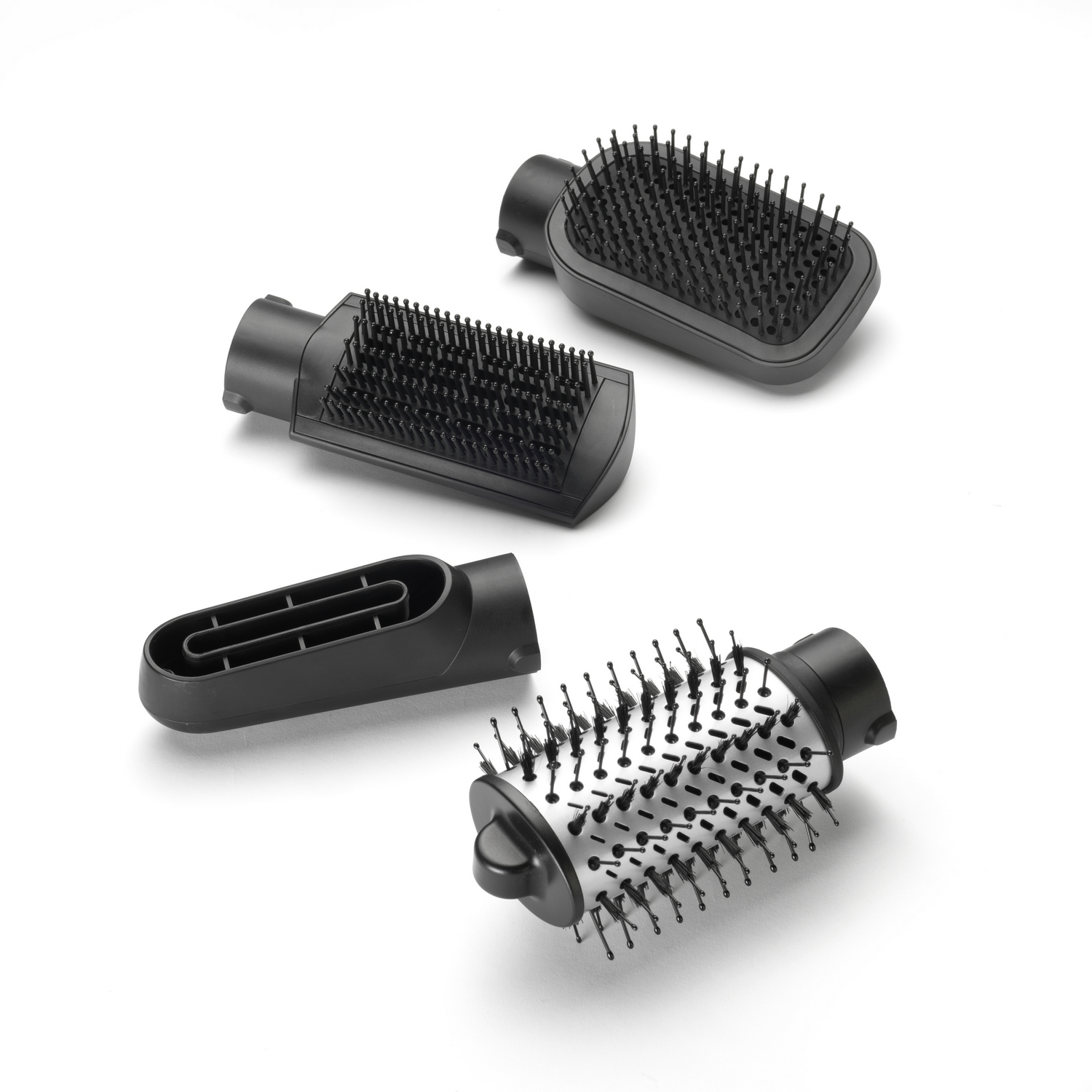 Cztery czarne nasadki do suszarki do włosów na białej powierzchni.