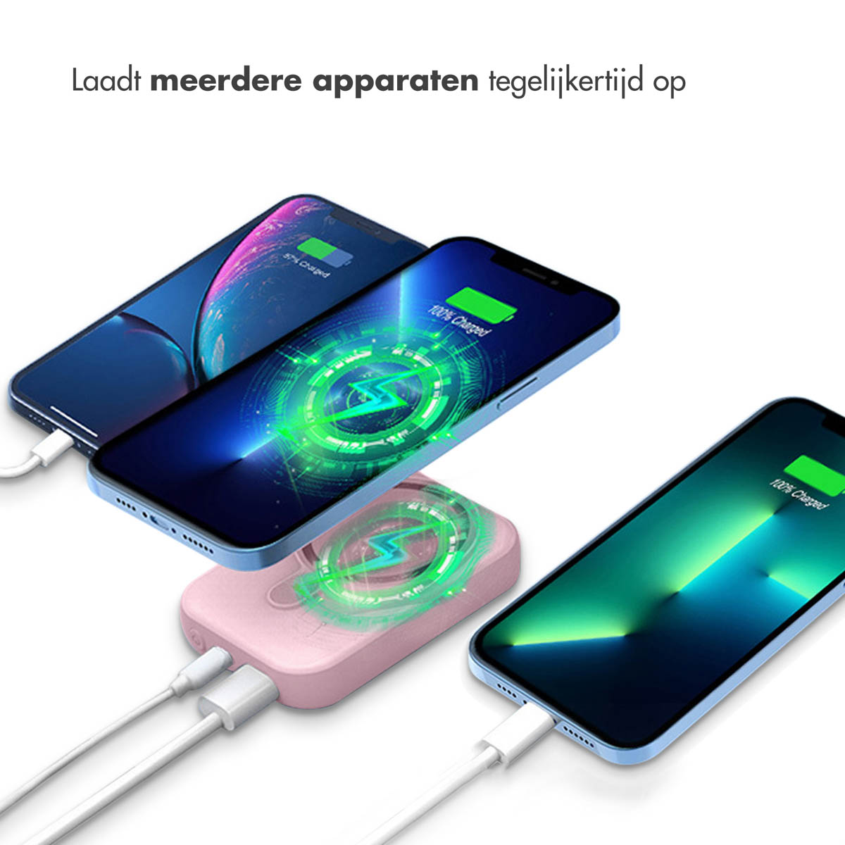 Drei Smartphones werden drahtlos und per Kabel aufgeladen.