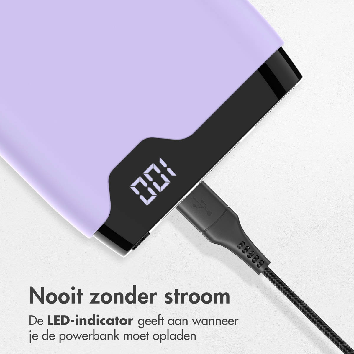 Nahaufnahme einer Powerbank mit 100% Anzeige. Ein Ladekabel ist angeschlossen. Text: Nie ohne Strom.