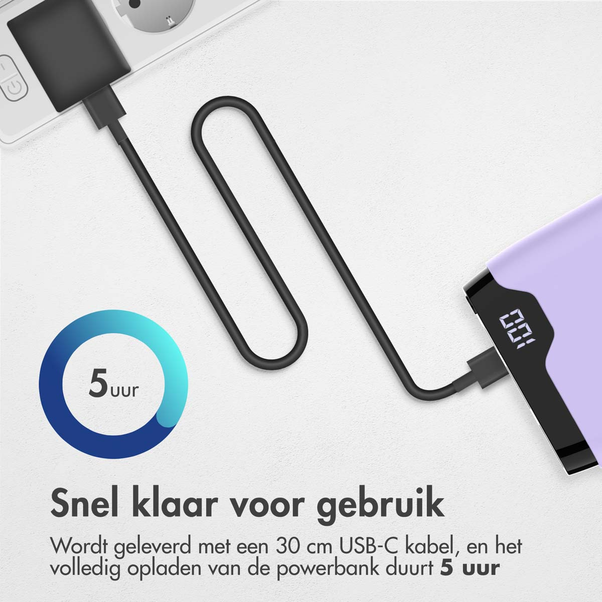 Eine Powerbank ist mit einem schwarzen Kabel an eine Steckdose angeschlossen. Ein Display zeigt 100%. Der Text zeigt '5 uur'.