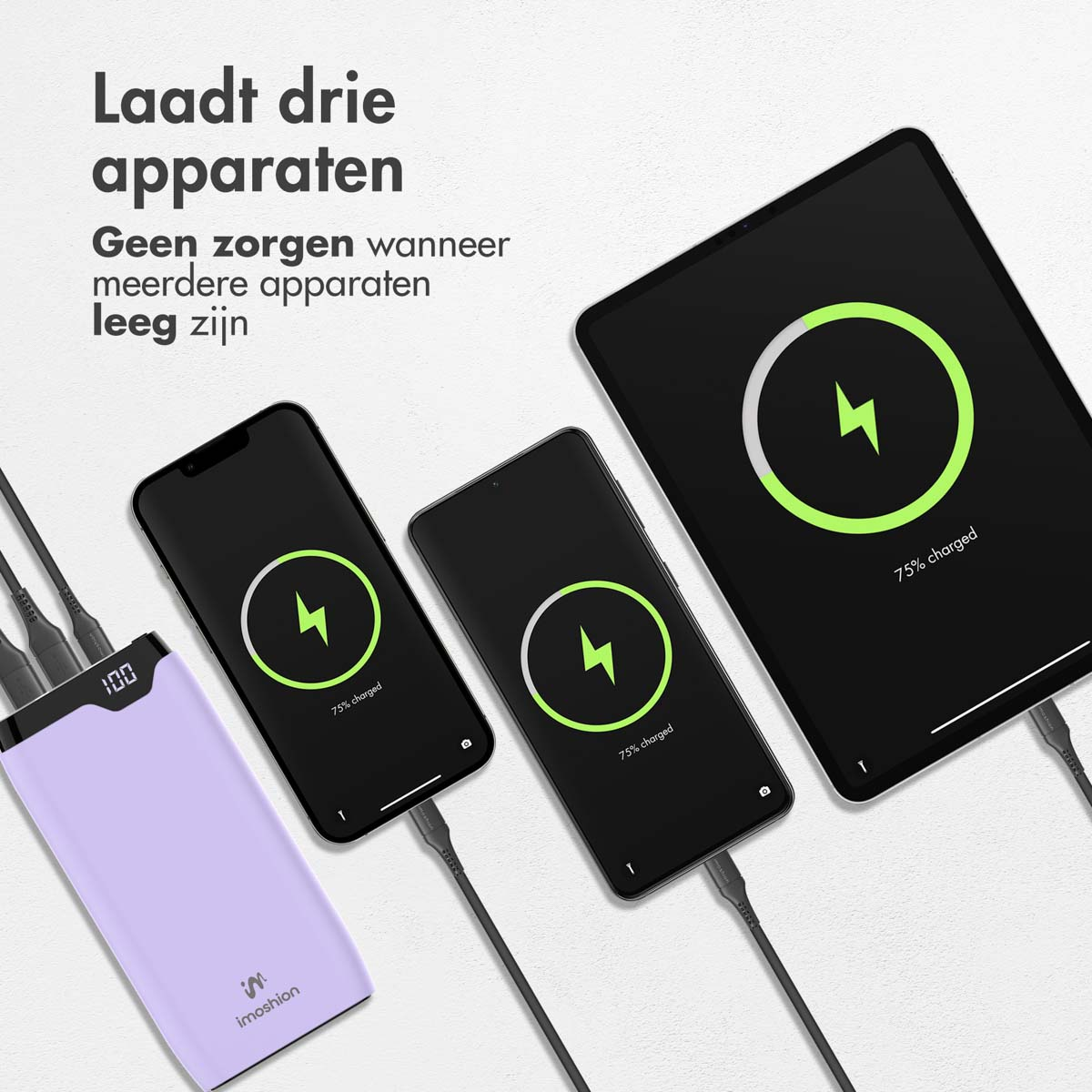 Drei Geräte laden: zwei Telefone und ein Tablet. Eine violette Powerbank zeigt 100 % an, die Telefone und das Tablet sind zu 75 % geladen.
