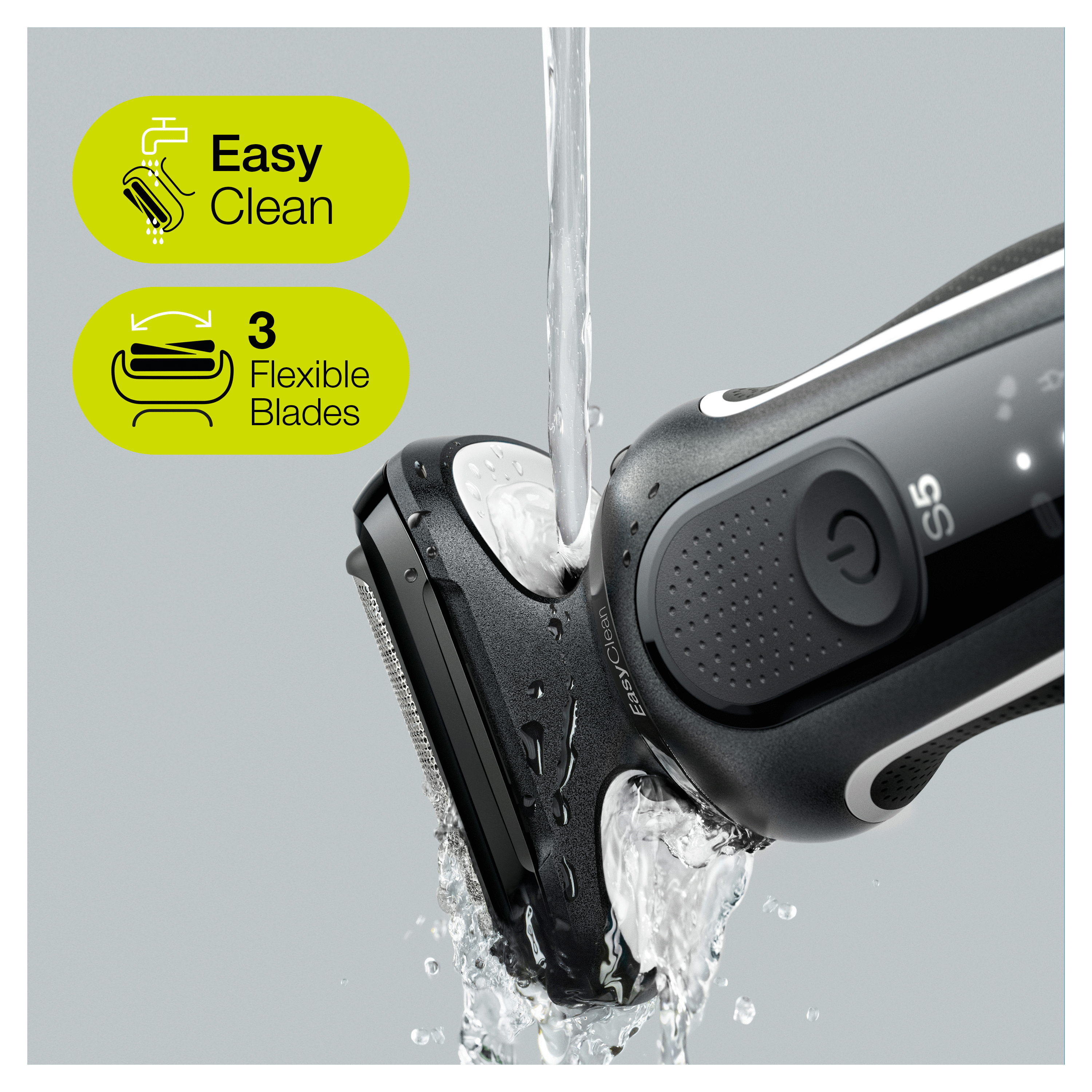 Elektrischer Rasierer, über den Wasser gegossen wird. Text lautet 'Easy Clean' und '3 Flexible Blades'.