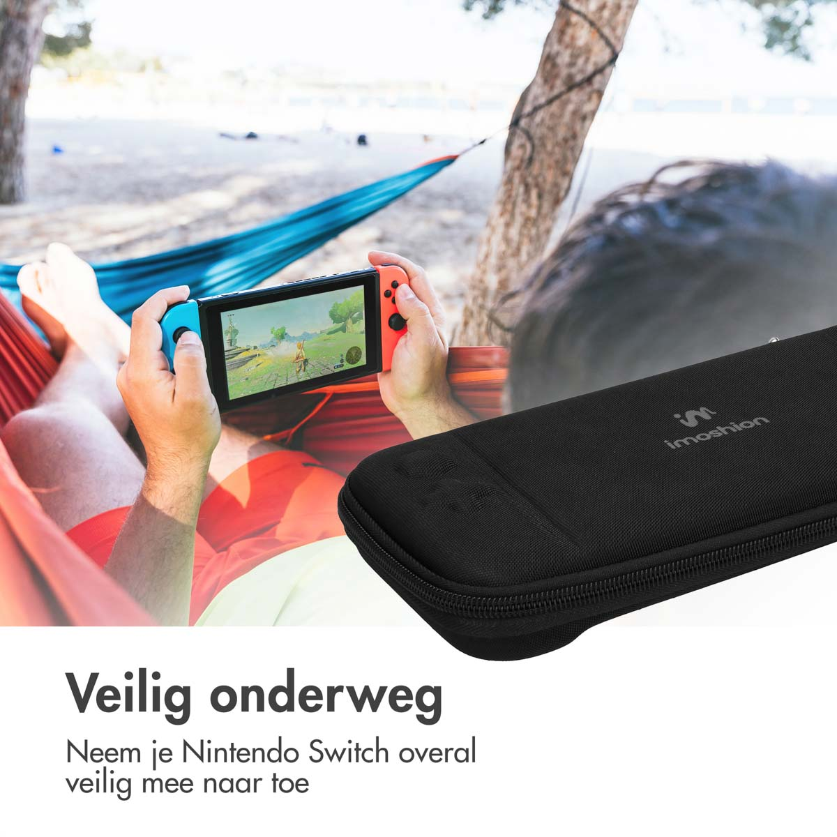 Mann spielt Nintendo Switch in Hängematte am Strand, schwarze Tasche im Vordergrund.