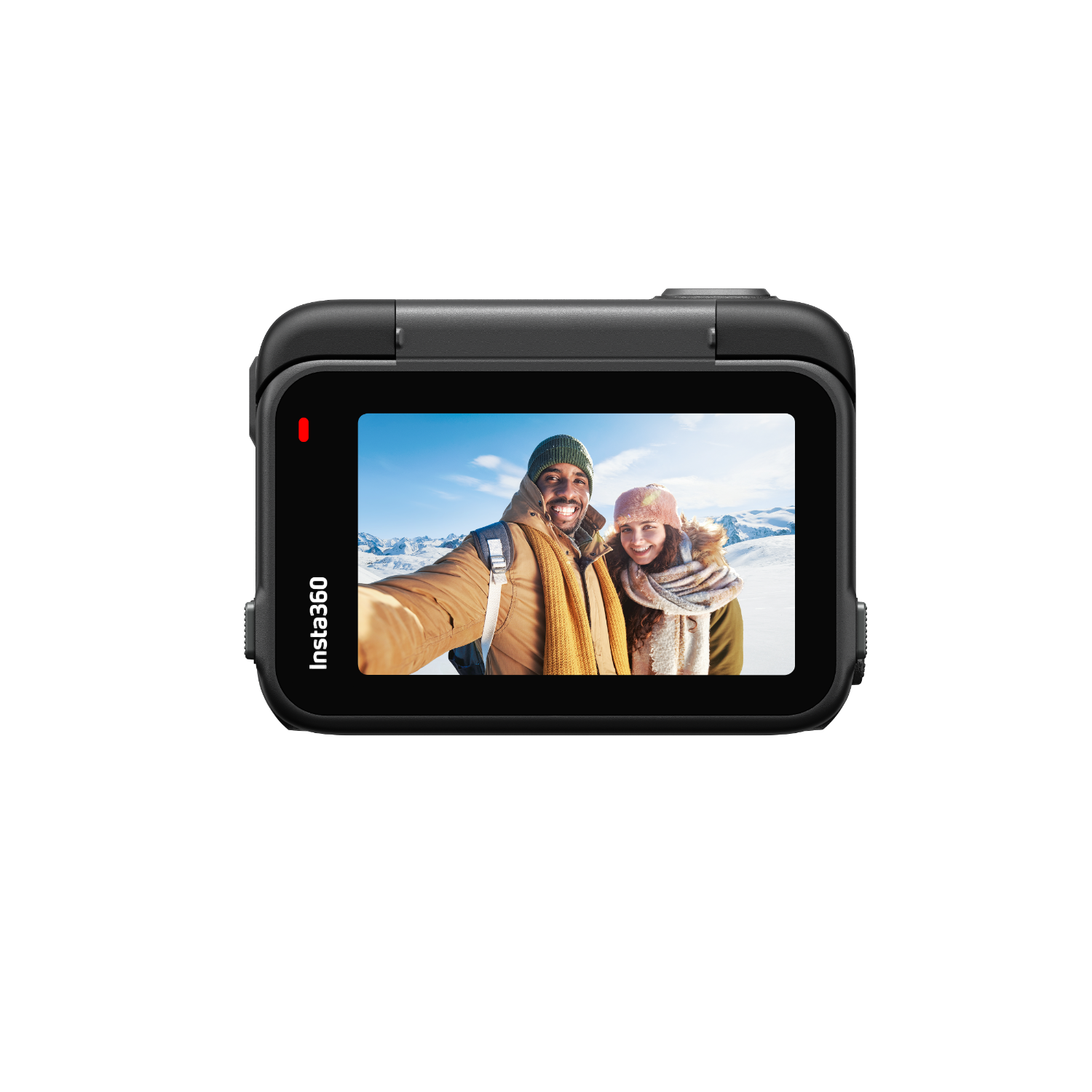 Una piccola fotocamera Insta360 nera che mostra un selfie di una coppia sorridente che indossa abiti invernali.