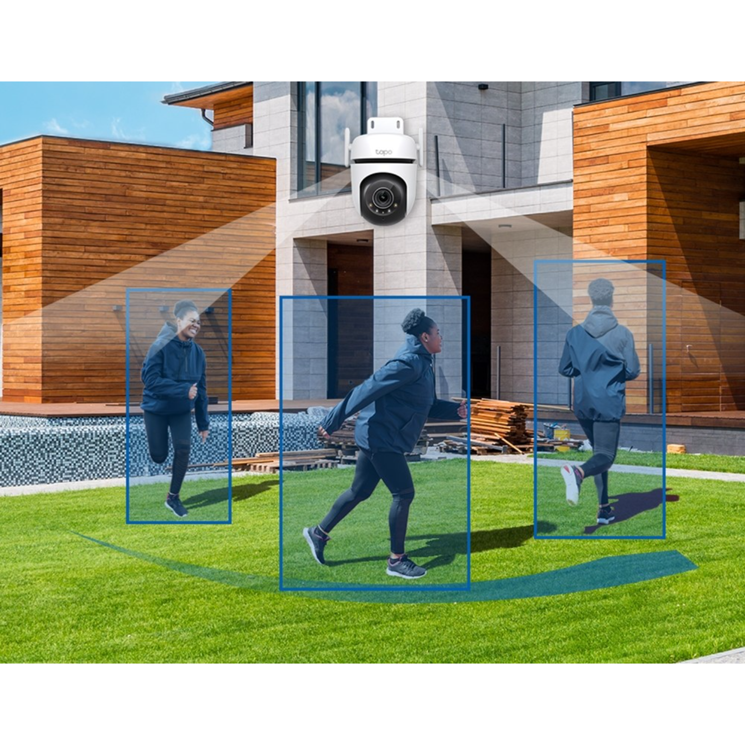 Kamera bezpieczeństwa na domu. Trzy osoby biegnące po podwórzu są podświetlone w niebieskich ramkach.