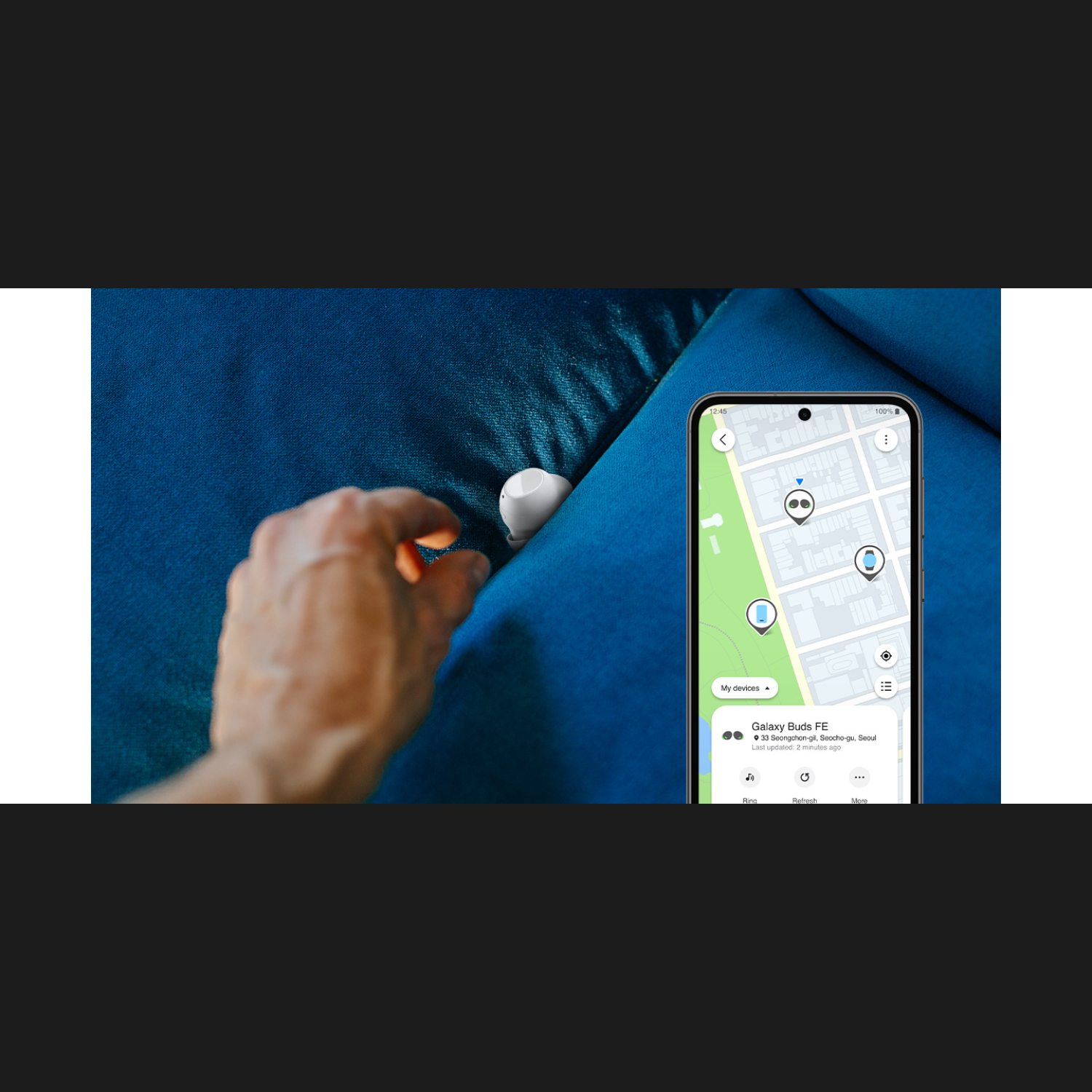 Ręka sięga po białą słuchawkę, telefon pokazuje mapę z lokalizacją.